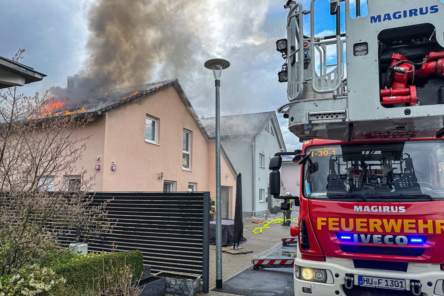 Der Dachstuhl steht in Flammen