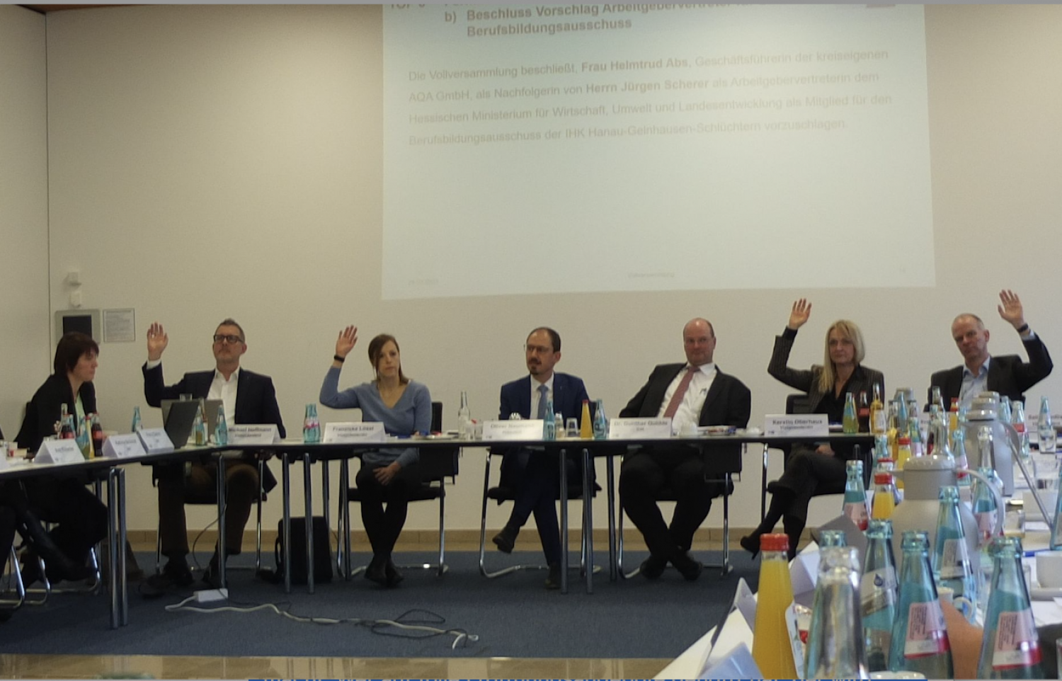 Die IHK-Vollversammlung tagte unter der Leitung von Präsident Oliver Naumann (Mitte). Die gewählten Unternehmerinnen und Unternehmer besprachen und beschlossen unter anderem die Einrichtung eines Bau-Ausschusses.