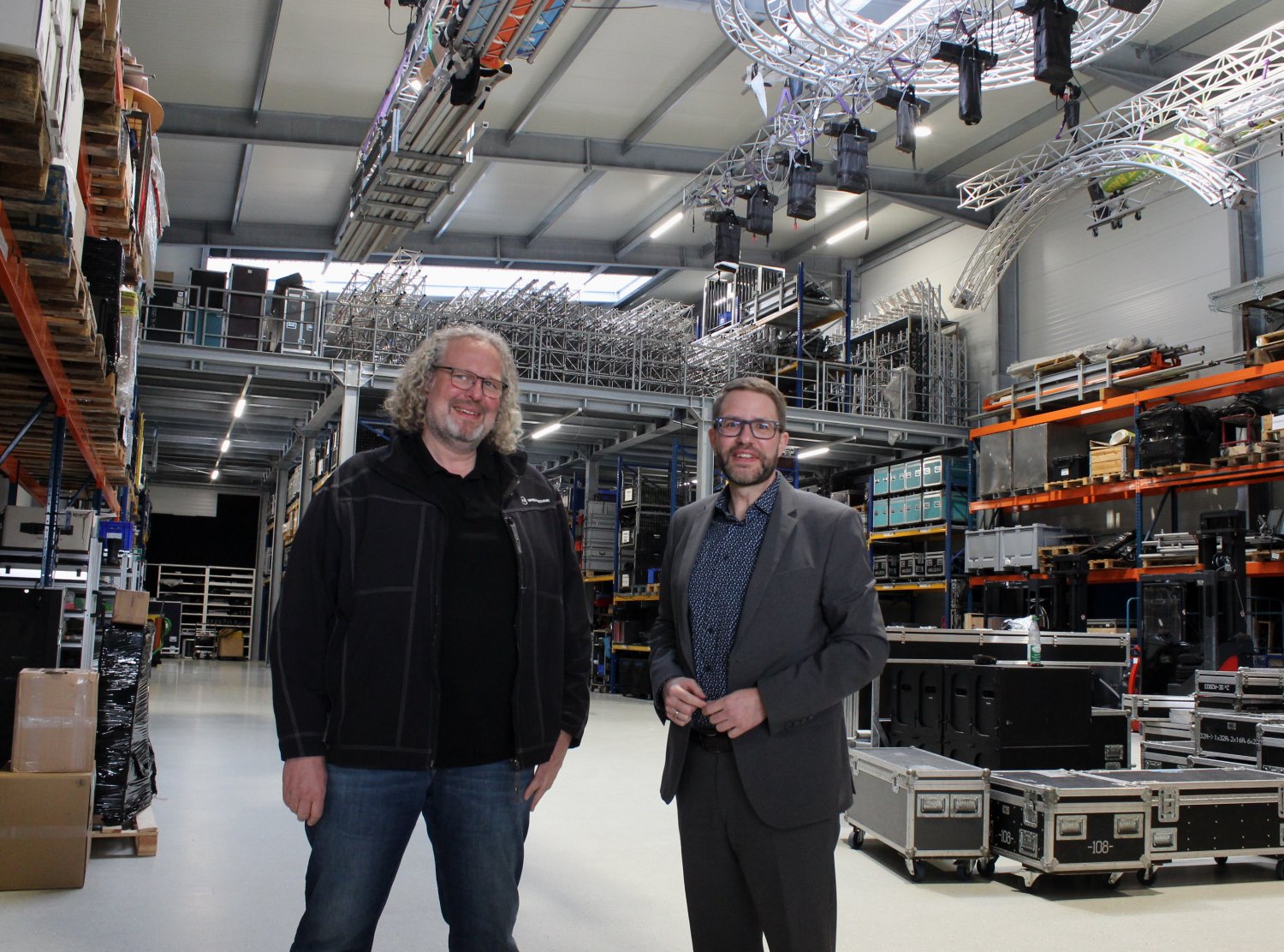 In der Lagerhalle der KS Showtechnik in Gelnhausen: Firmeninhaber und Geschäftsführer Bernd Schreiber (links) und Landrat Thorsten Stolz.