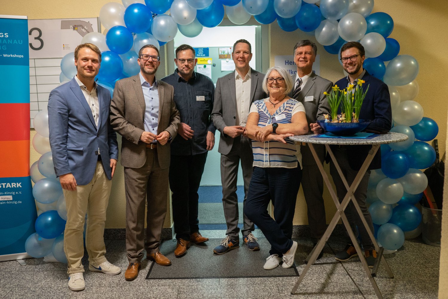 Lennard Oehl, Landrat Thorsten Stolz, Christian Hintz, Christoph Degen, Rosemarie Reuter, Günther Krebs und Maximilian Bieri (v.li.).