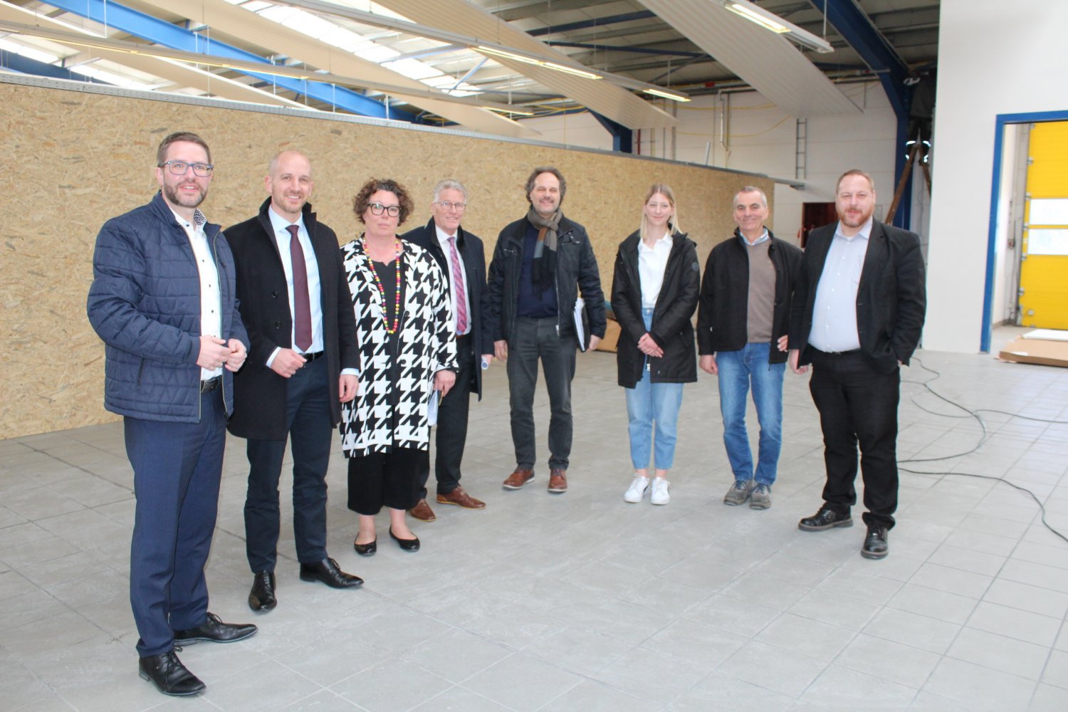 Landrat Thorsten Stolz, Bürgermeister Dominik Brasch, Erste Kreisbeigeordnete Susanne Simmler, Kreisbeigeordneter Winfried Ottmann, Rainer Fillsack, Maja Solero, Rolf Metzler (jeweils Verwaltung Main-Kinzig-Kreis) und Silvio Franke-Kißner (v.li.).