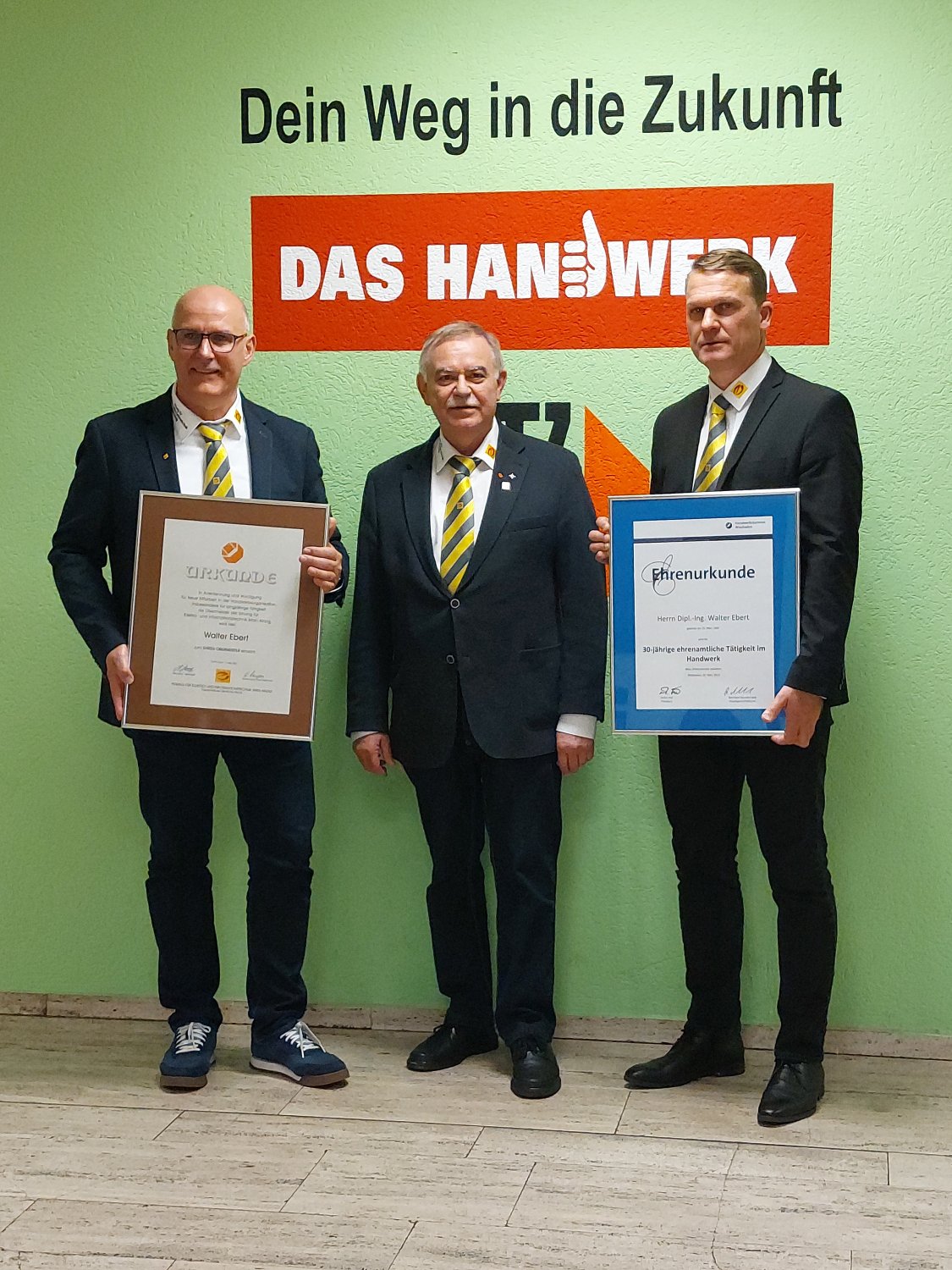 Von links nach rechts: Der neue Obermeister Mike Lorenz, Ehrenobermeister Walter Ebert und stv. Obermeister Timo Wernz