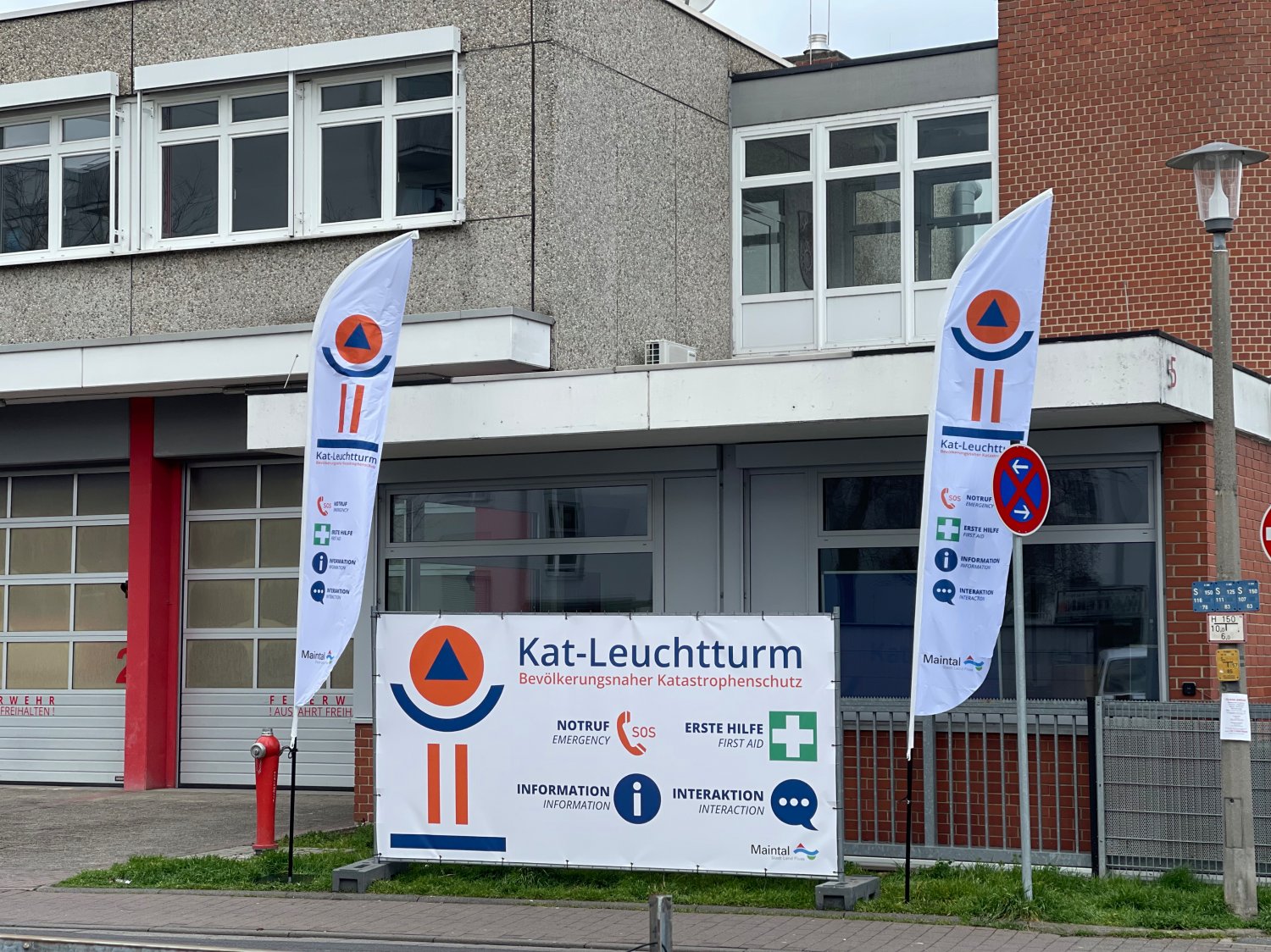 Im Krisenfall werden die Feuerwehrhäuser in den Stadtteilen durch Bauzaunbanner und Beachflags gut sichtbar als Katastrophenschutz-Leuchttürme und damit als Anlaufstelle für die Bevölkerung ausgewiesen.