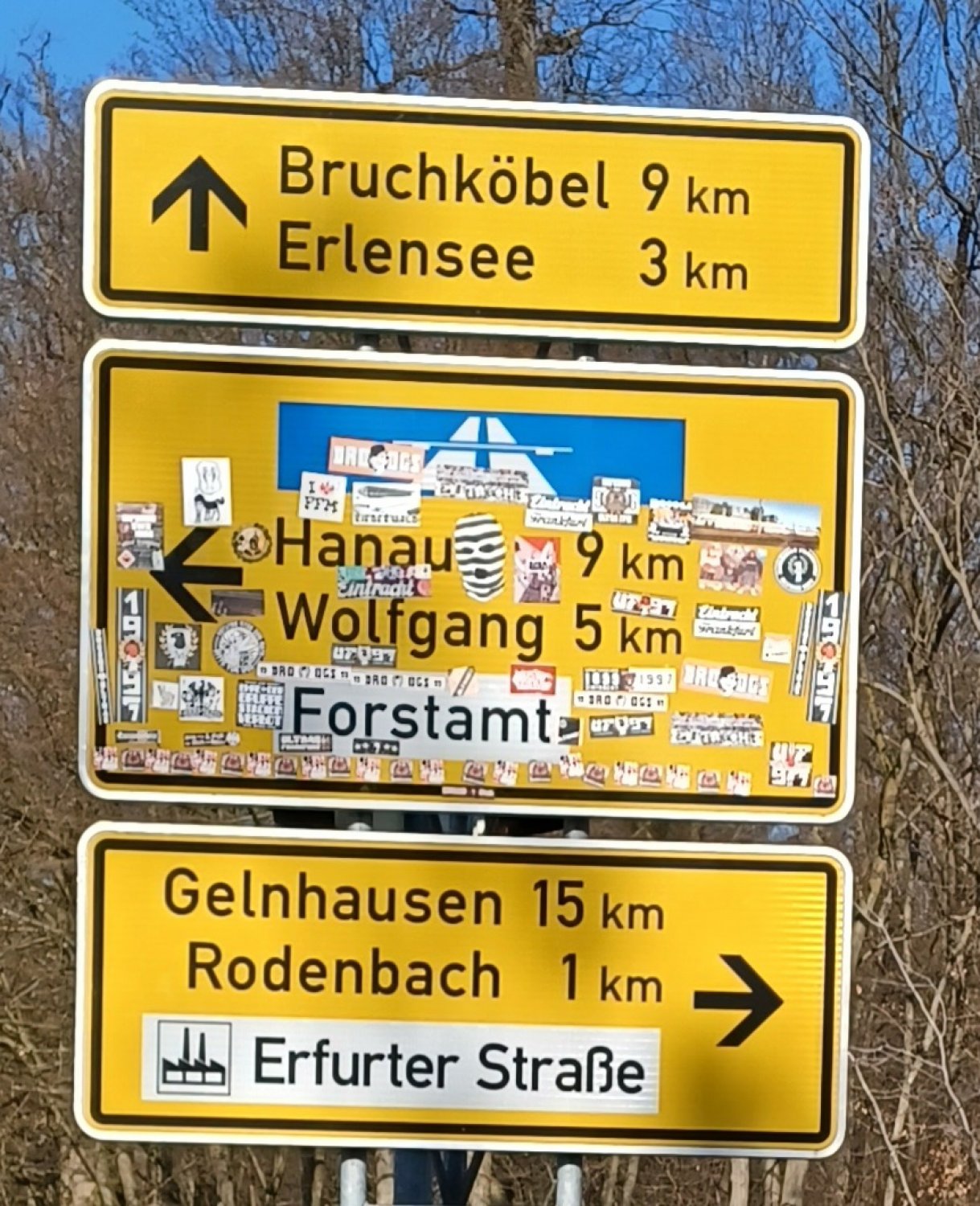 Anton Hofmann fordert die Beseitigung der Beschädigungen, bevor es zu Unfällen kommt.
