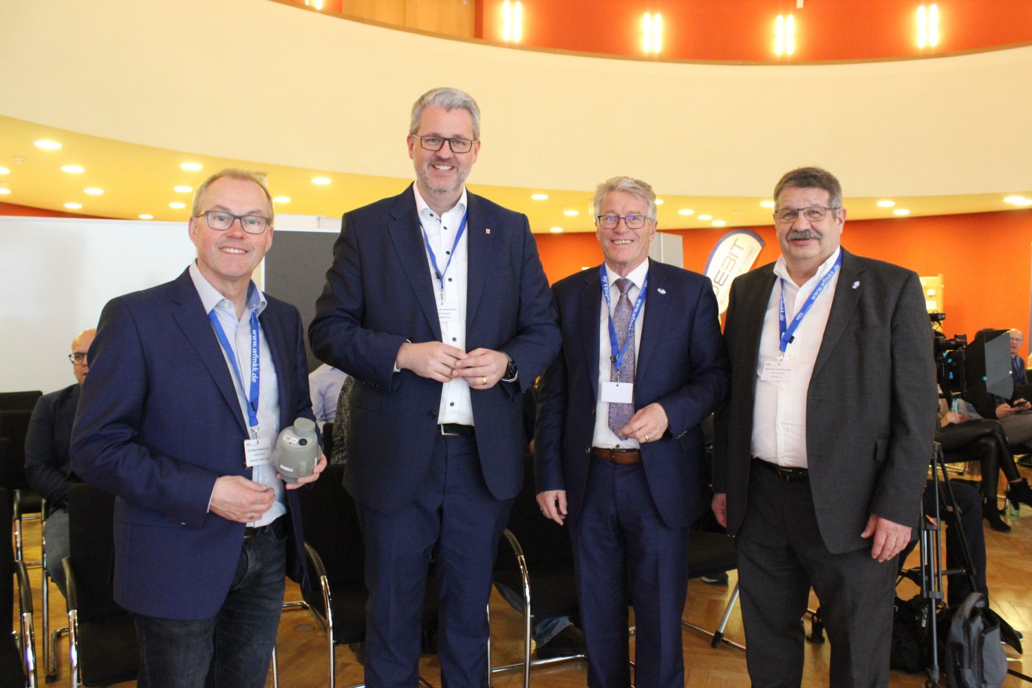 Bürgermeister Gerald Helfrich (Gründau), der hessische Staatssekretär Patrick Burghardt, Kreisbeigeordneter Winfried Ottmann und Walter Dreßbach (Leiter Referat für Wirtschaft, Arbeit und digitale Infrastruktur).
