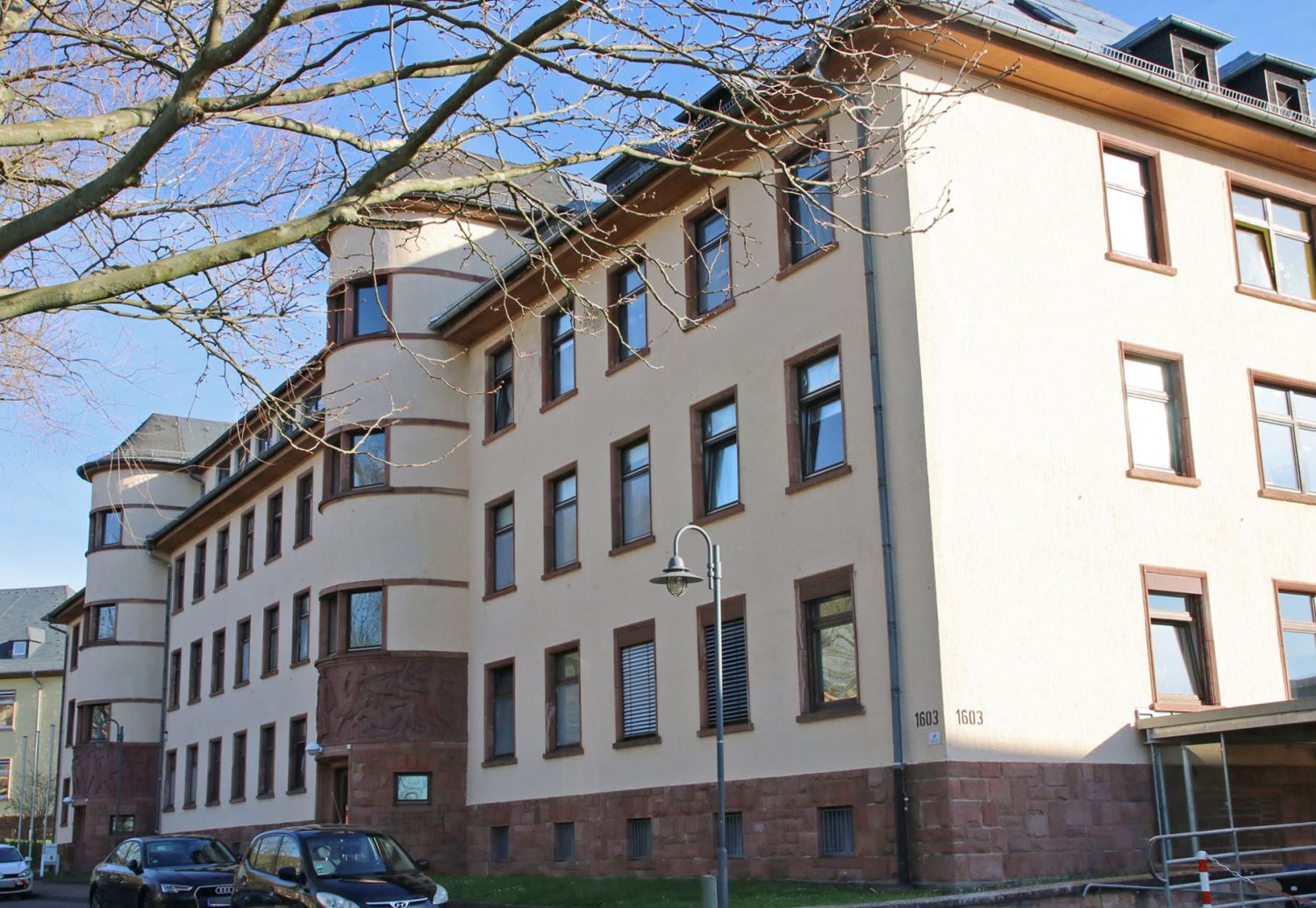 Die Stadt Gelnhausen hat das ehemalige Kreiswehrersatzamt im Technologie- und Dienstleistungszentrum Herzbachtal gekauft und wird das Gebäude weiterhin zur Unterbringung von Flüchtlingen nutzen.