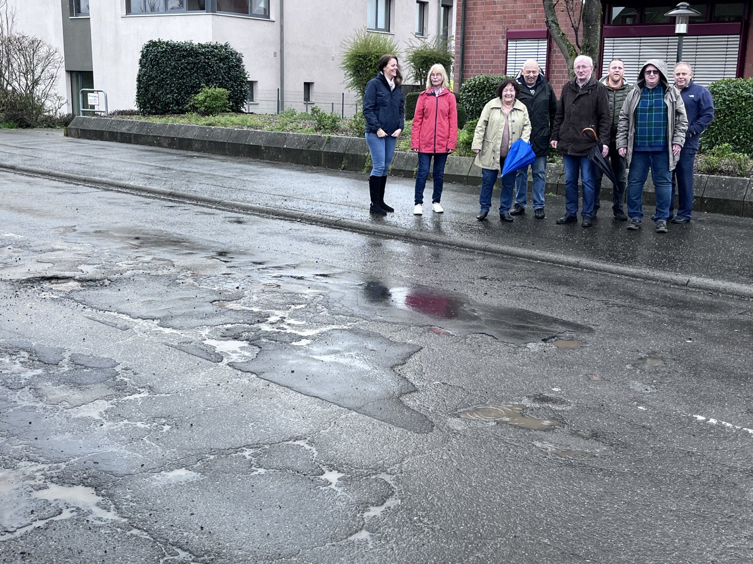 Machen sich stark für eine Sanierung der Straße:Nicole Dein, Annette Braun, Ingrid Schmidt, Klaus Balzer, Heinz Breitenbach, Ruben Hundhausen, Dirk Seybold und Matthias Rohde (v.li.).