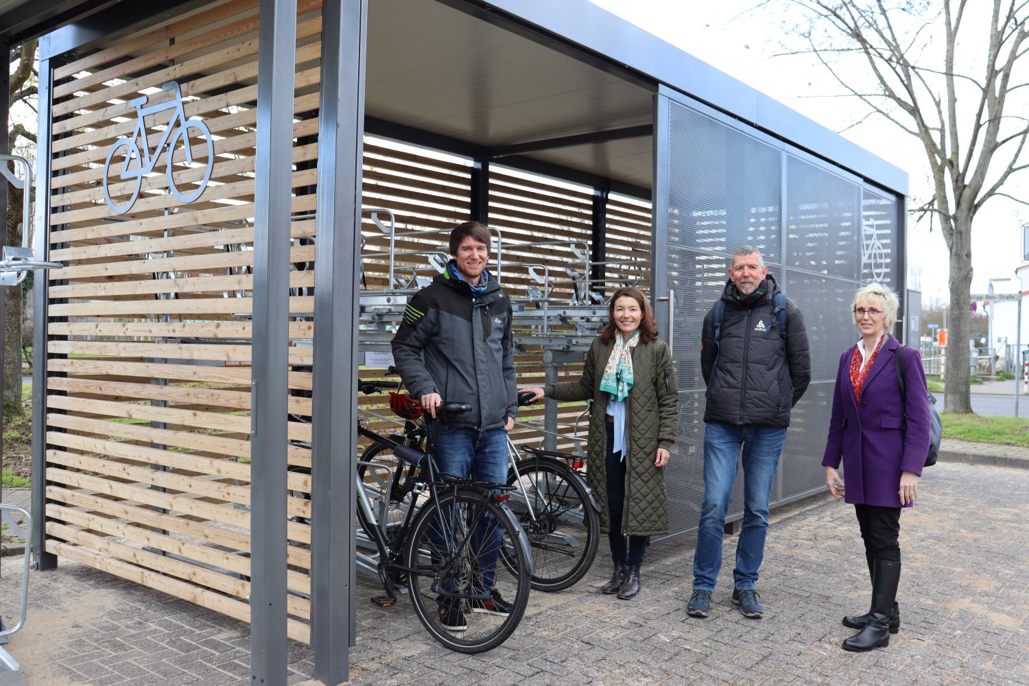 Verkehrsplaner Andreas Herbig, stellte Bürgermeisterin Böttcher, Peter Schieche und Sylvia Mohr-Bimmel, die neuen Bike-and-Ride-Anlagen am Bahnhof Maintal-Ost vor. 