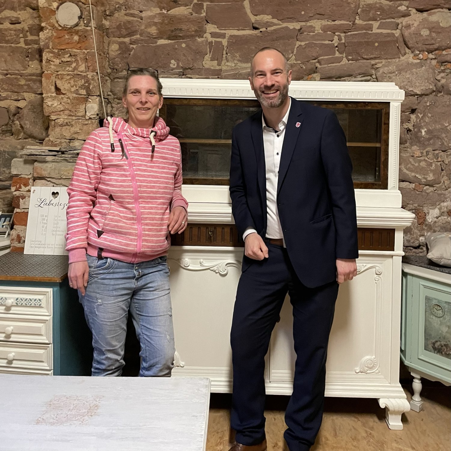 Unikate durch Upcycling: Bürgermeister Andreas Bär besuchte das „Holzschätzchen“ von Simone Bartels.