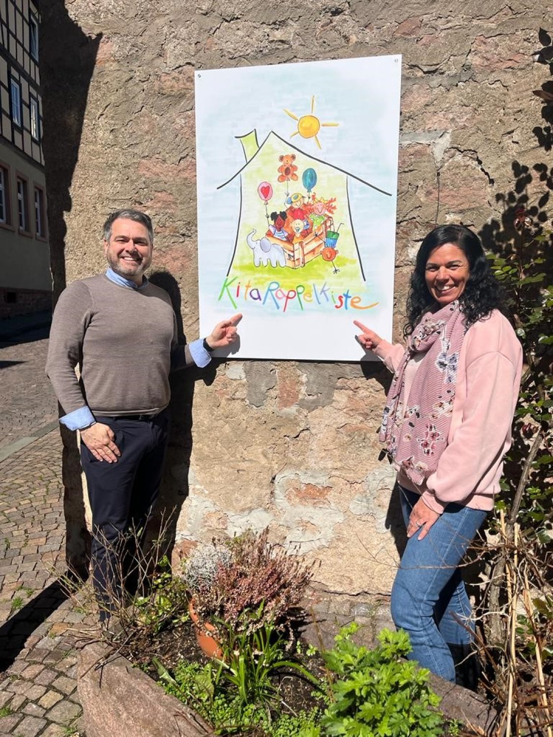 Bürgermeister Daniel Chr. Glöckner und Kita-Leiterin Kerstin Rott freuen sich, dass die Rappelkiste zum 150. Geburtstag ein eigenes Logo bekommen hat.