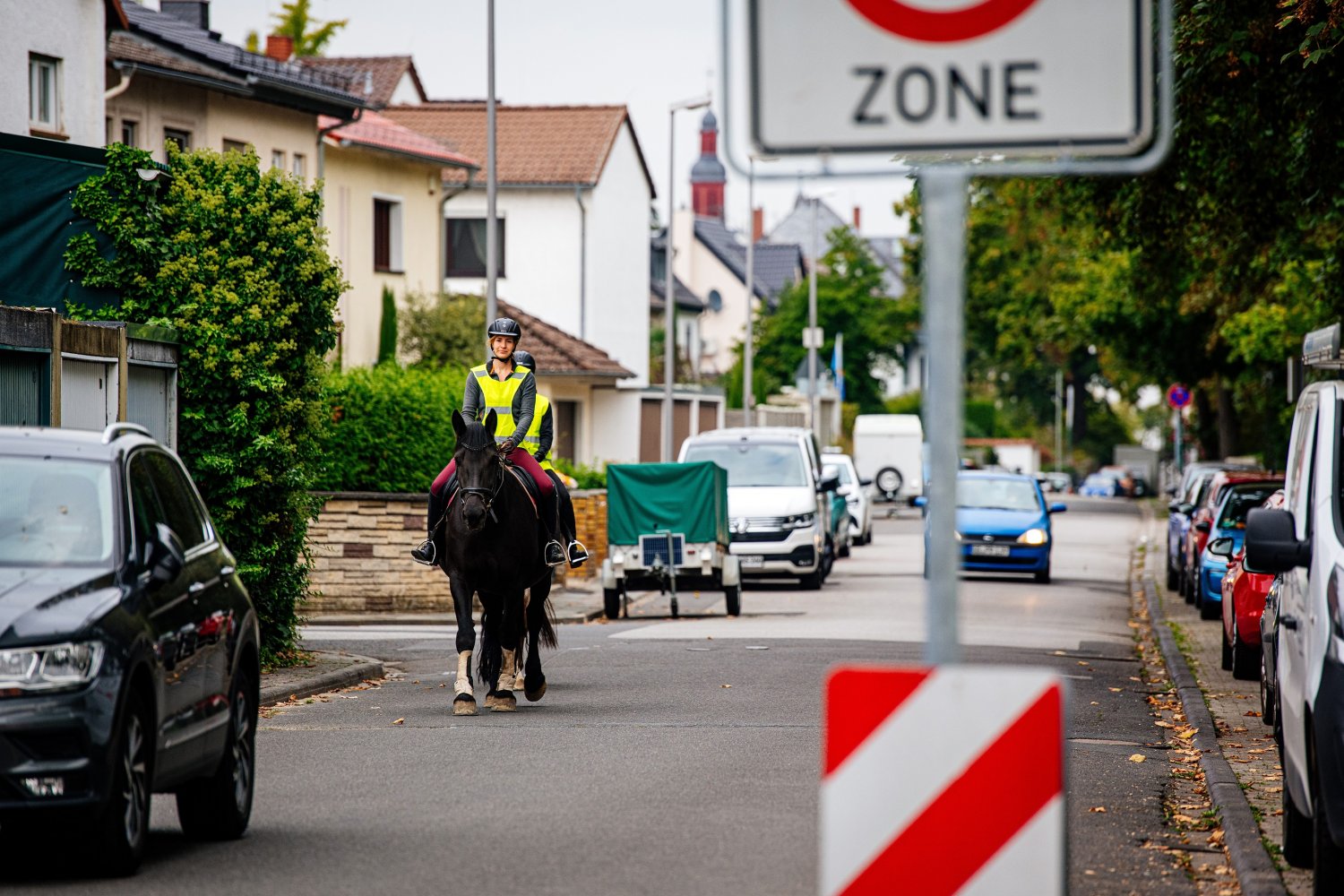 Für Reiter gelten im Straßenverkehr die gleichen Vorschriften wie für Autofahrer.