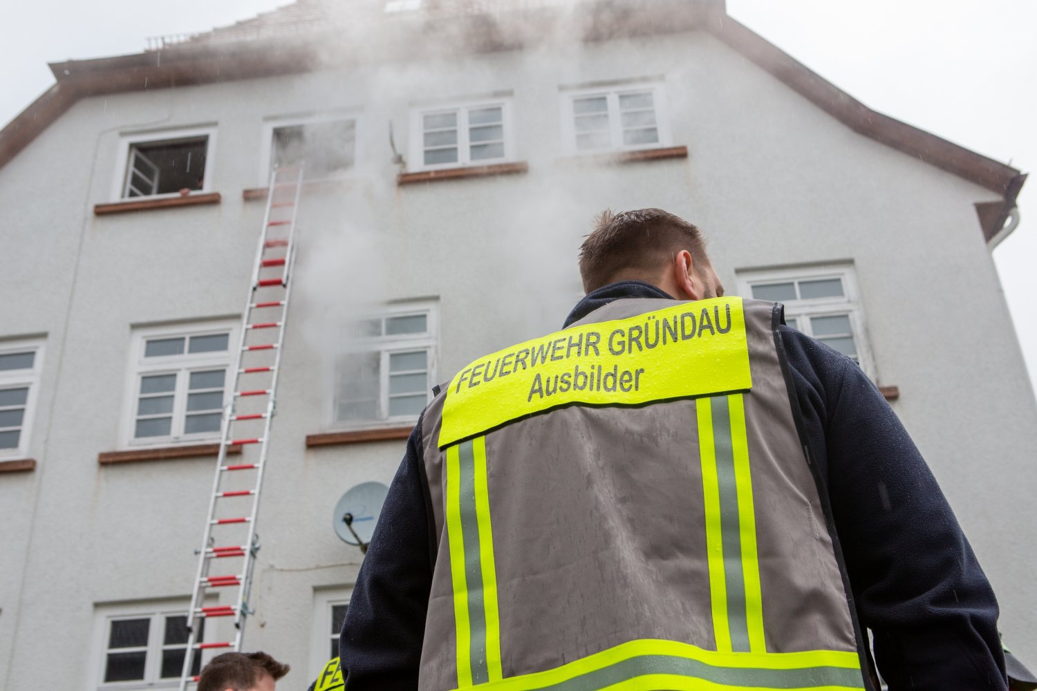 Feuerwehr und Rettungsdienst üben Wohnungsbrand.