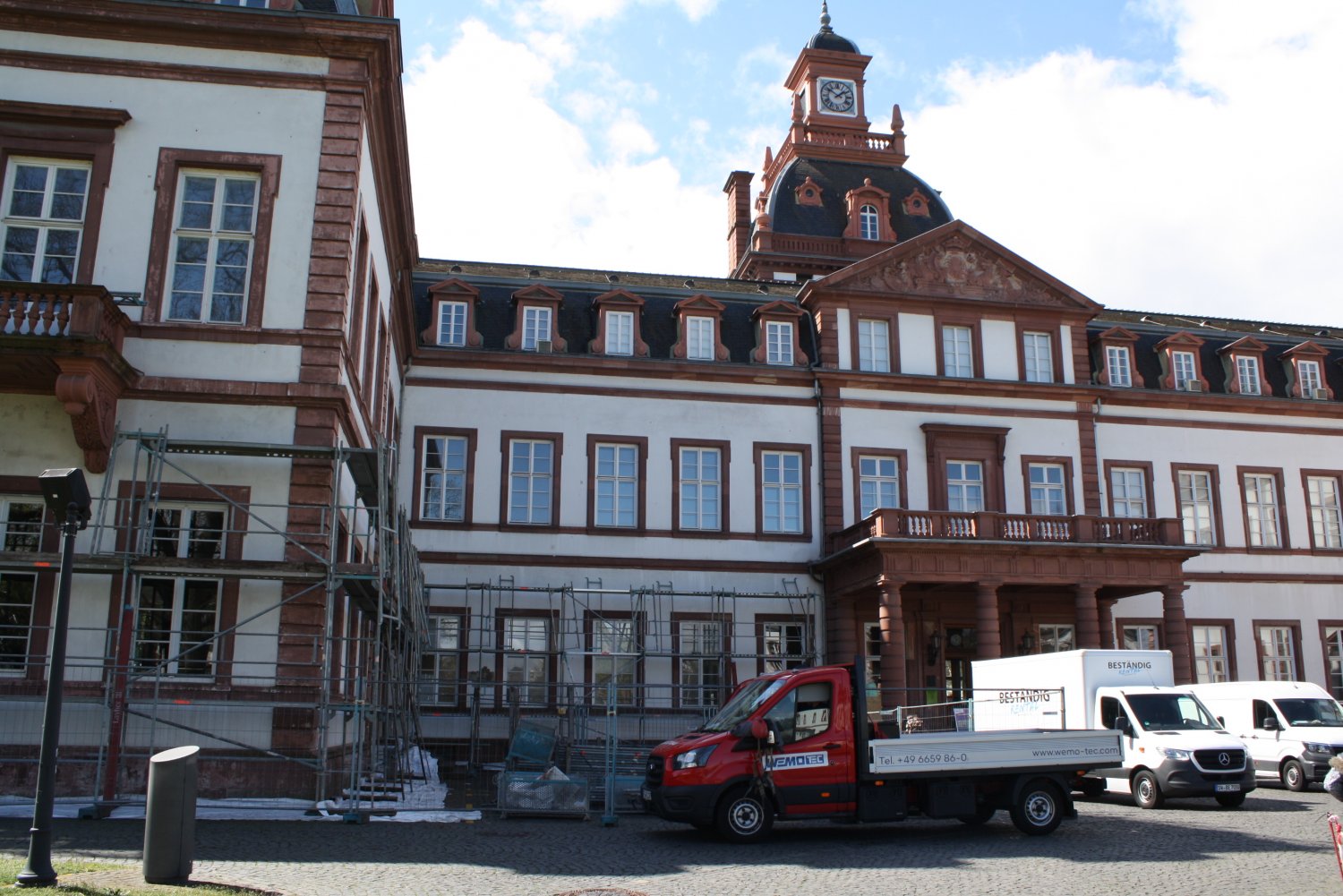 Nachdem die Arbeiten am Südflügel des Schlosses Philippsruhe fast abgeschlossen sind, beginnt derzeit bereits der Gerüstaufbau am zentralen Mitteltrakt.