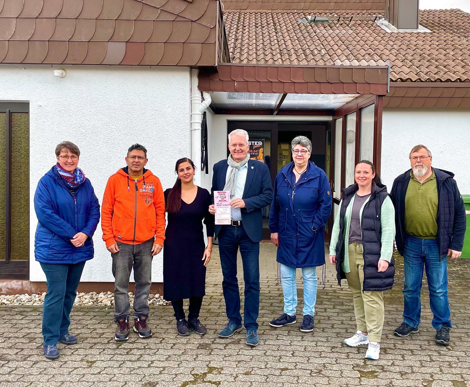 Ortsvorsteherin Anja Piston-Euler, Gastronom Sehgal Sandro mit seiner Ehefrau, Bürgermeister Andreas Weiher, Ortsbeiratsmitglieder Ulrike Talmon, Monique Kneipp und Sigmar Oberman (v.li.).