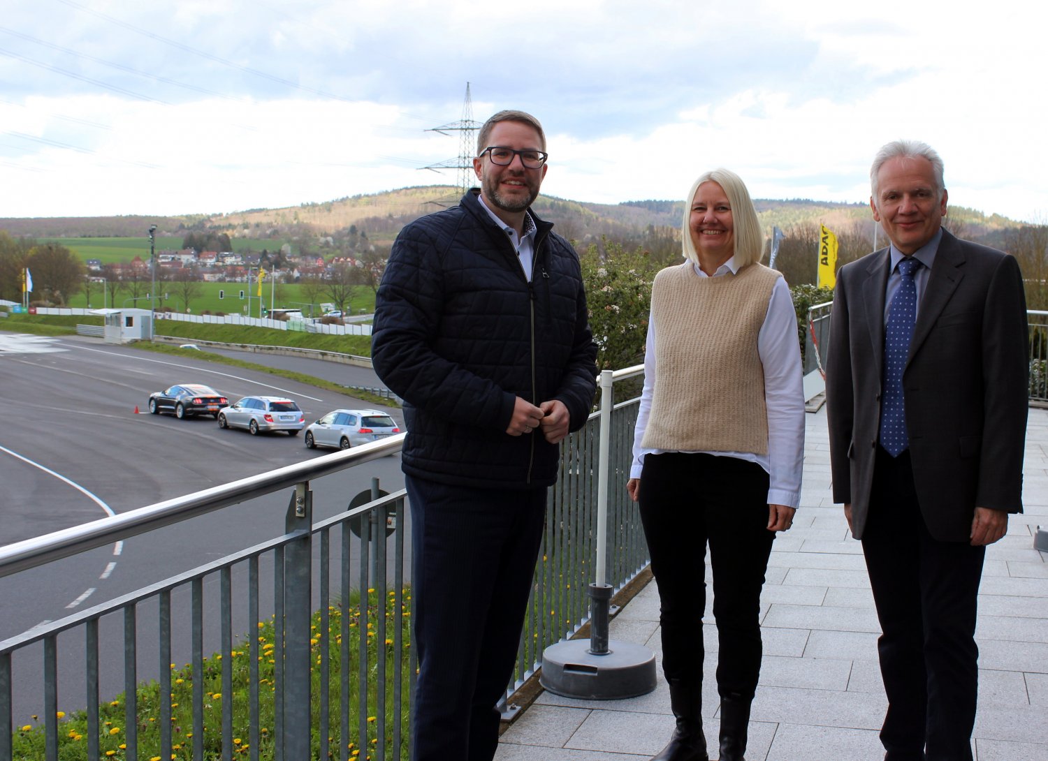 Landrat Thorsten Stolz (links) informierte sich über die Auslastung des ADAC-Fahrsicherheitszentrums Rhein-Main in Gründau bei Mathias Stumpf (Leiter) und Elke Amerschläger (Data Base Managerin). 