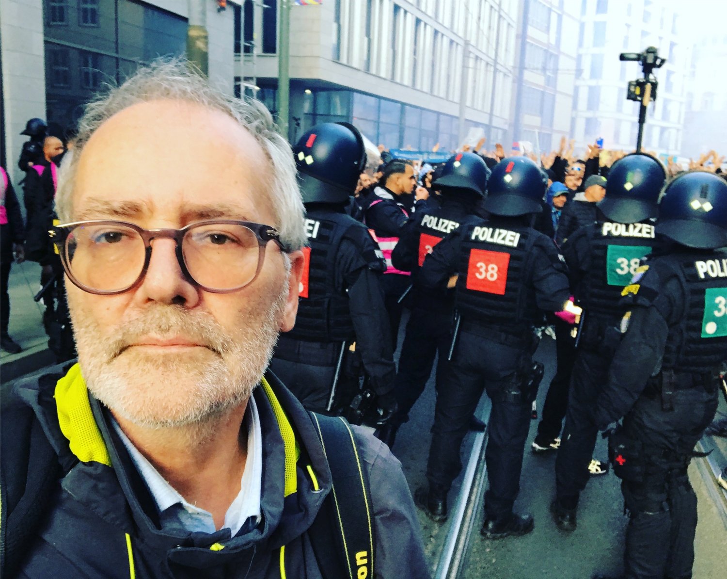 Gibt es irgendwo im Rhein-Main-Gebiet eine größere Polizeiaktion, Demonstrationen oder spektakuläre Ermittlungen nach einem Verbrechen: Fotograf Jürgen Mahnke ist meist hautnah mit dabei.