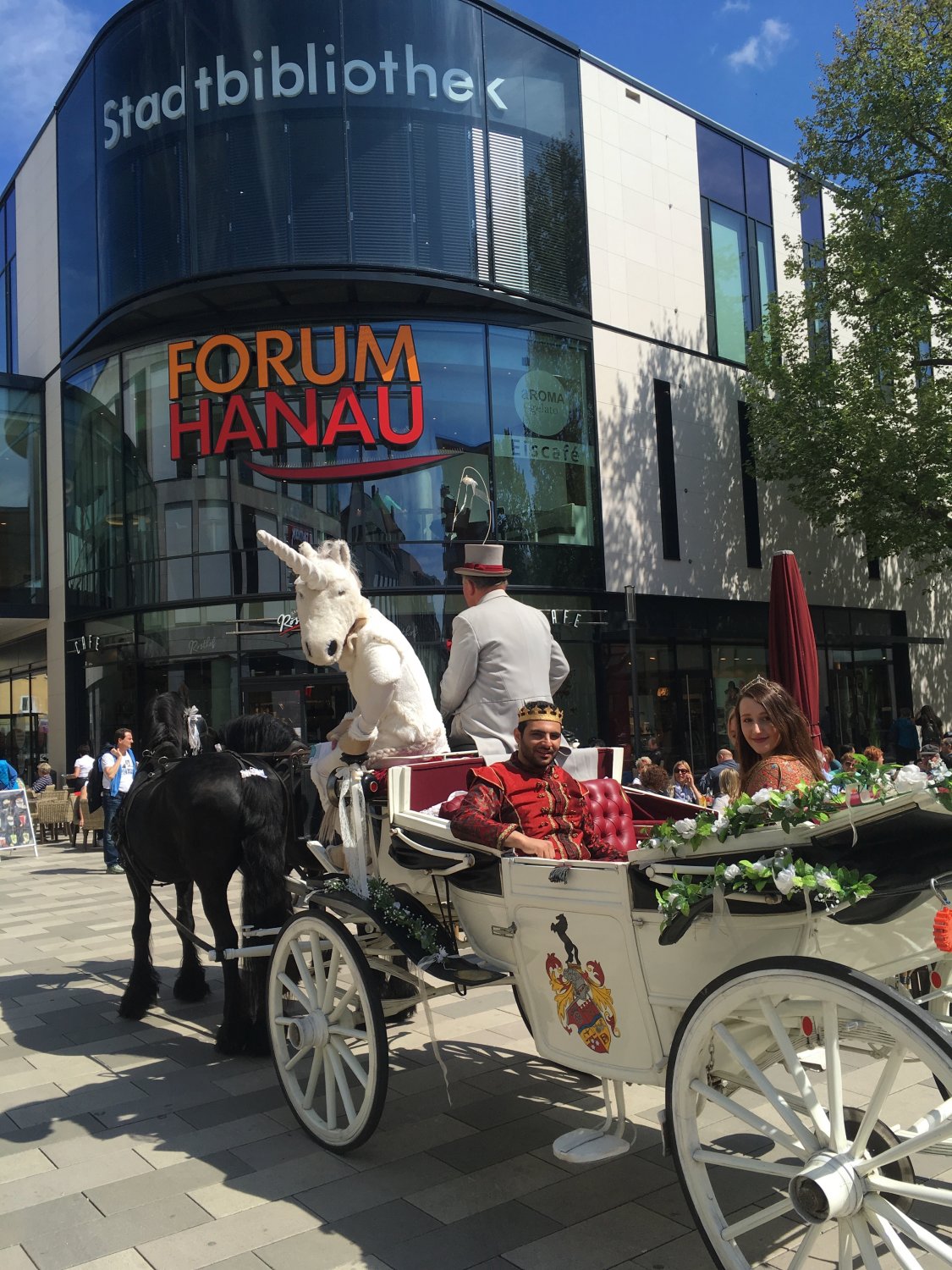 Am 1. Mai beginnen die Märchen-Aktionswochen in Hanau: Das Einhorn, Maskottchen der Brüder Grimm Festspiele, ist am 6. Mai in der Innenstadt zu sehen.