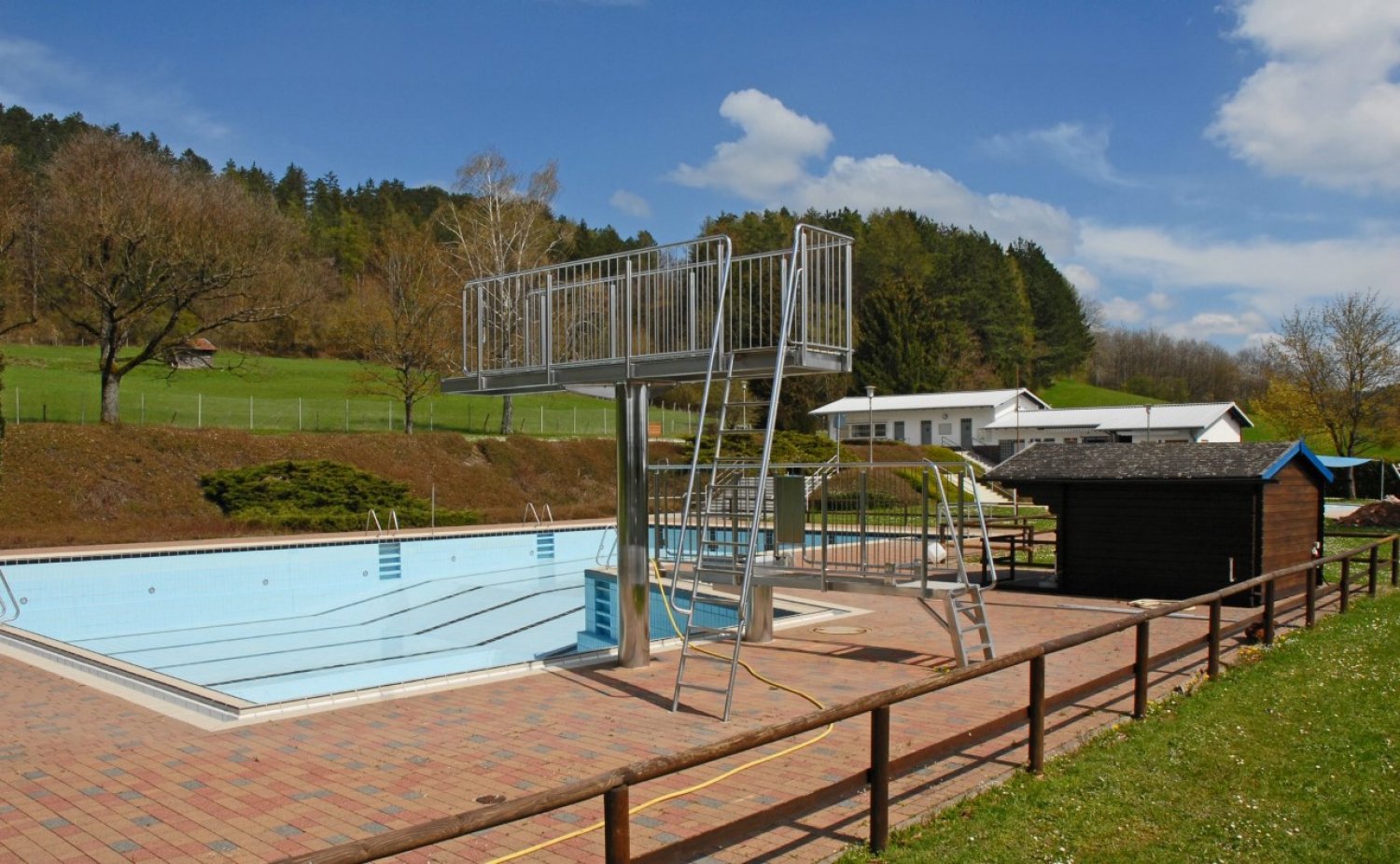 Das Schwimmbad in Sterbfritz, das auch als Waldschwimmbad bezeichnet wird, befindet sich noch in der Winterpause.
