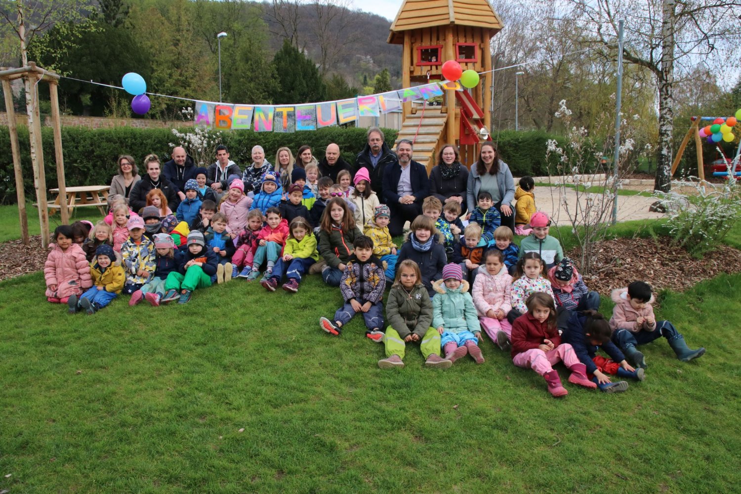 Bürgermeister Daniel Chr. Glöckner (hinten, Dritte von rechts) übergab das neue Stück Abenteuerland an die Kinder und das Kita-Team.