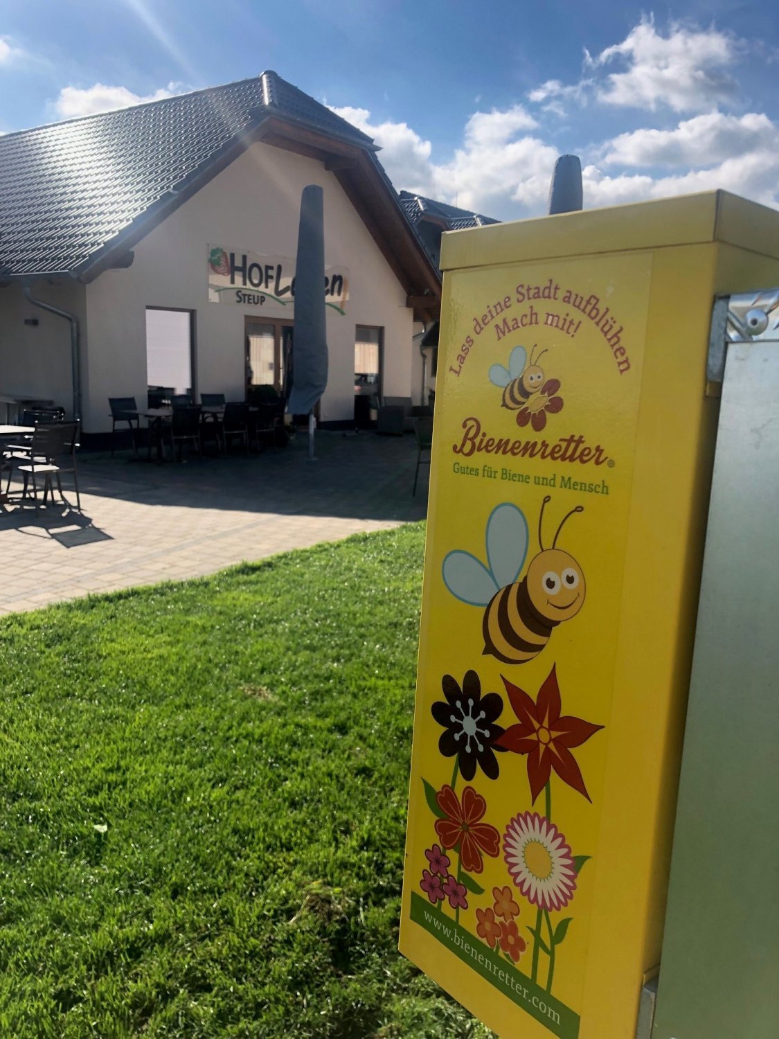 Auf dem Grundstück des Hofladens Steup in Wachenbuchen steht ab sofort der Bienenfutterautomat. Dort lassen sich Kapseln mit Blumensamen für mehr Blühen- und Artenvielfalt im eigenen Garten oder auf dem Balkon ziehen.