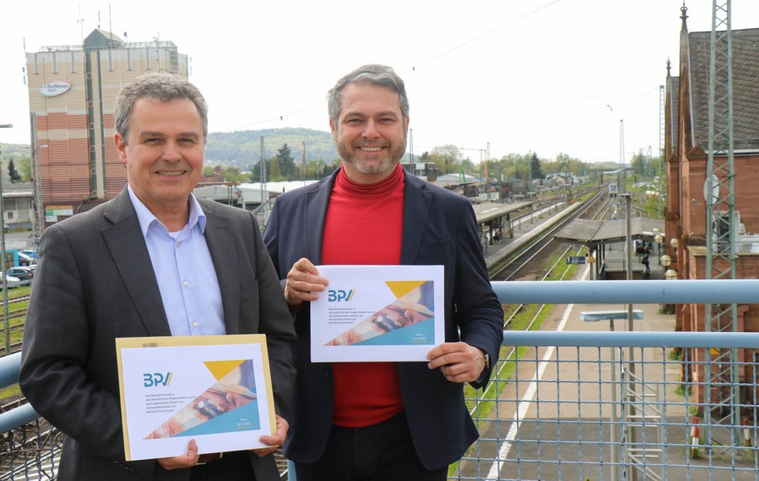 Mehr Mobilität: Bürgermeister Daniel Chr. Glöckner und KVG-Geschäftsführer Rüdiger Krenkel freuen sich, dass die Machbarkeitsstudie Potenzial für einen Fernbahnhalt in Gelnhausen sieht