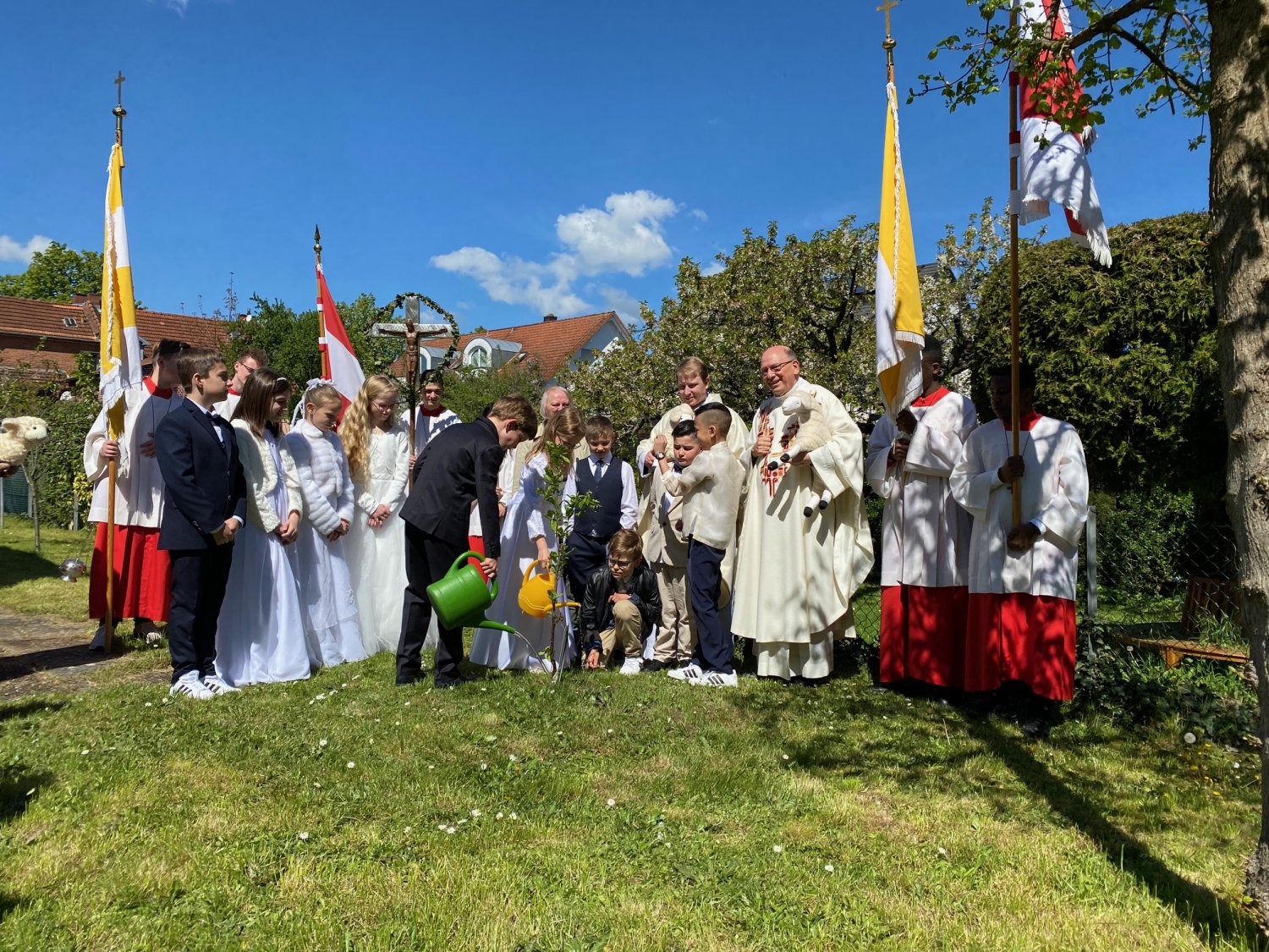 Die Kesselstädter Kommunionkinder pflanzen beim Nachtreffen einen Obstbaum im Pfarrgarten von St. Elisabeth.