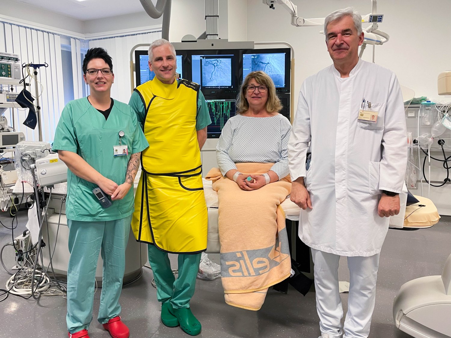 v.l.n.r.: Jennifer Younger, MUDr. Stanislav Brezina, Patientin Marion Buonomo sowie Chefarzt PD Dr. med. Christof Weinbrenner.