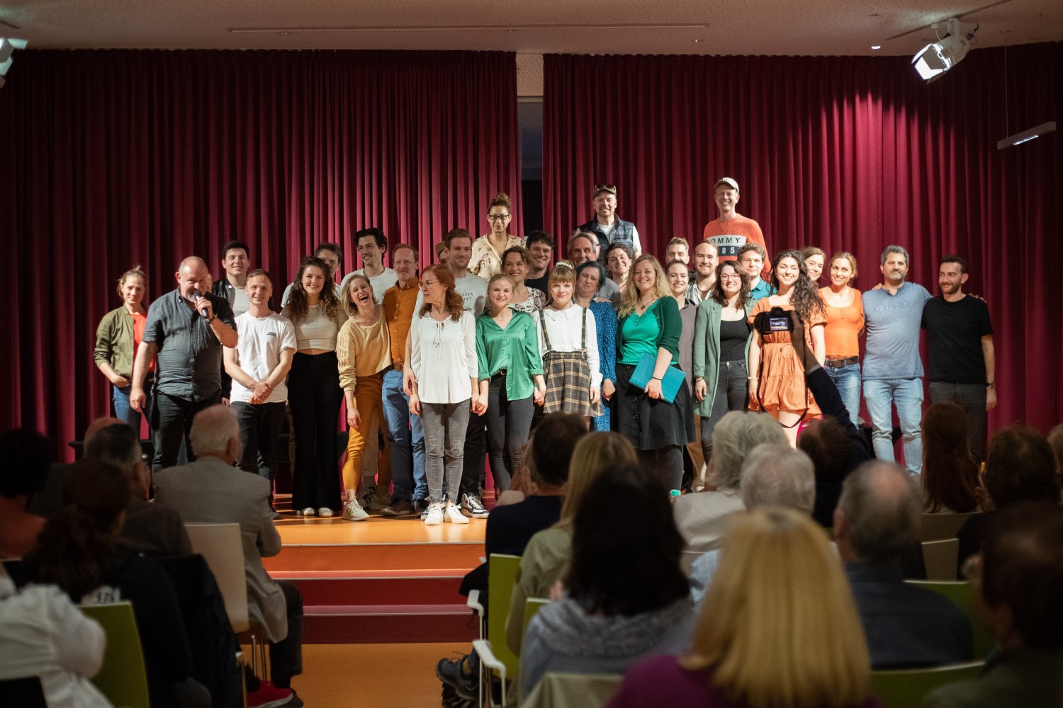 Im Kulturforum gab das Festspiel-Ensemble in einer lebendigen Probenatmosphäre Einblicke in die aktuellen Stücke.