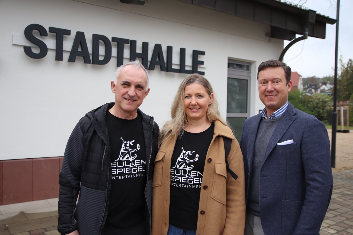 Bürgermeister Matthias Möller (parteilos, rechts) freut sich, dass Dieter Sinsel mit seiner Ehefrau Ruta Sinsel-Senavaityte dem kulturellen Leben in der Stadt kräftig Schwung verleiht.