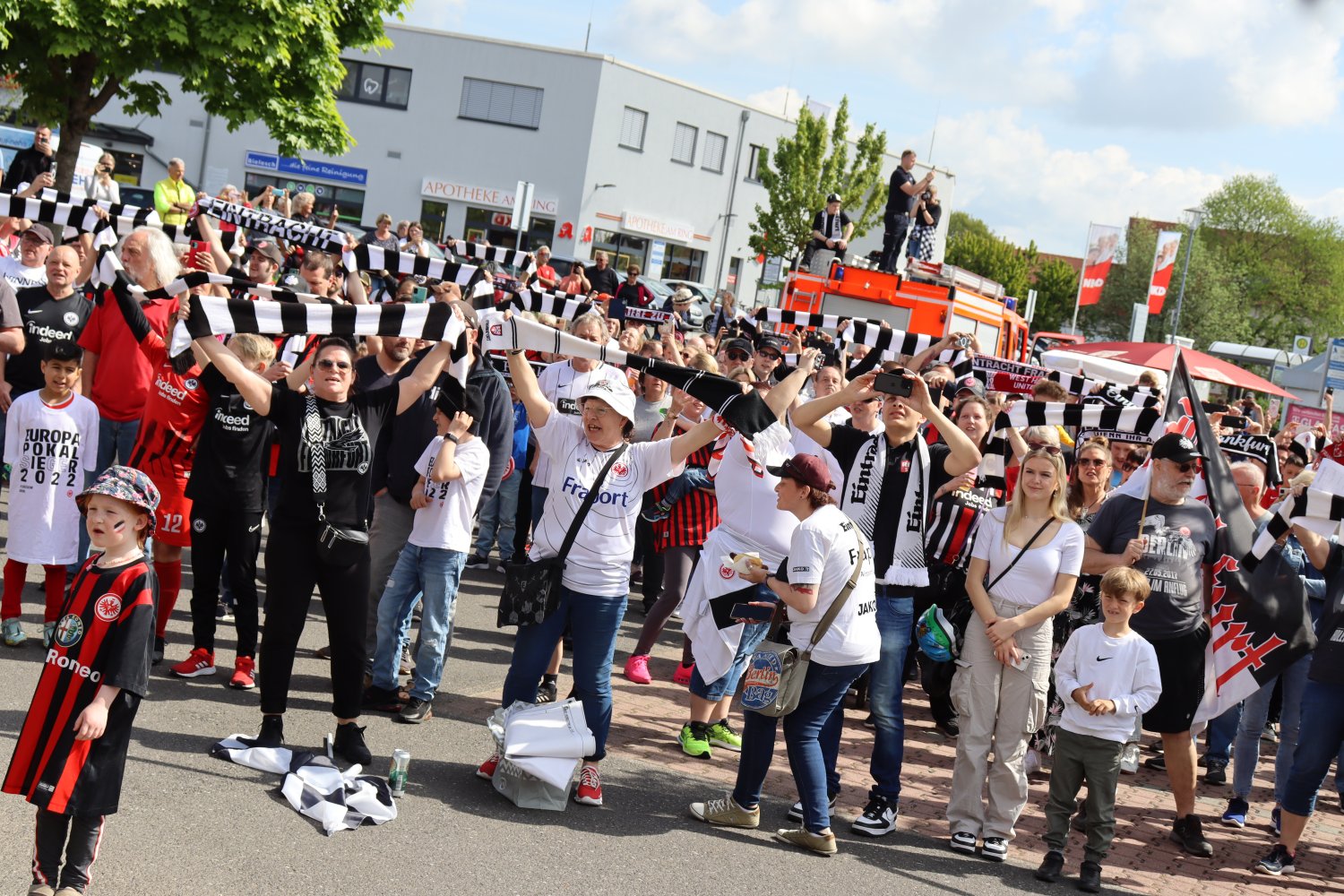 Gänsehautmoment: Rund 500 SGE-Anhänger haben am Samstagvormittag in Langenselbold die Vereinshymne Im Herzen von Europa geschmettert.