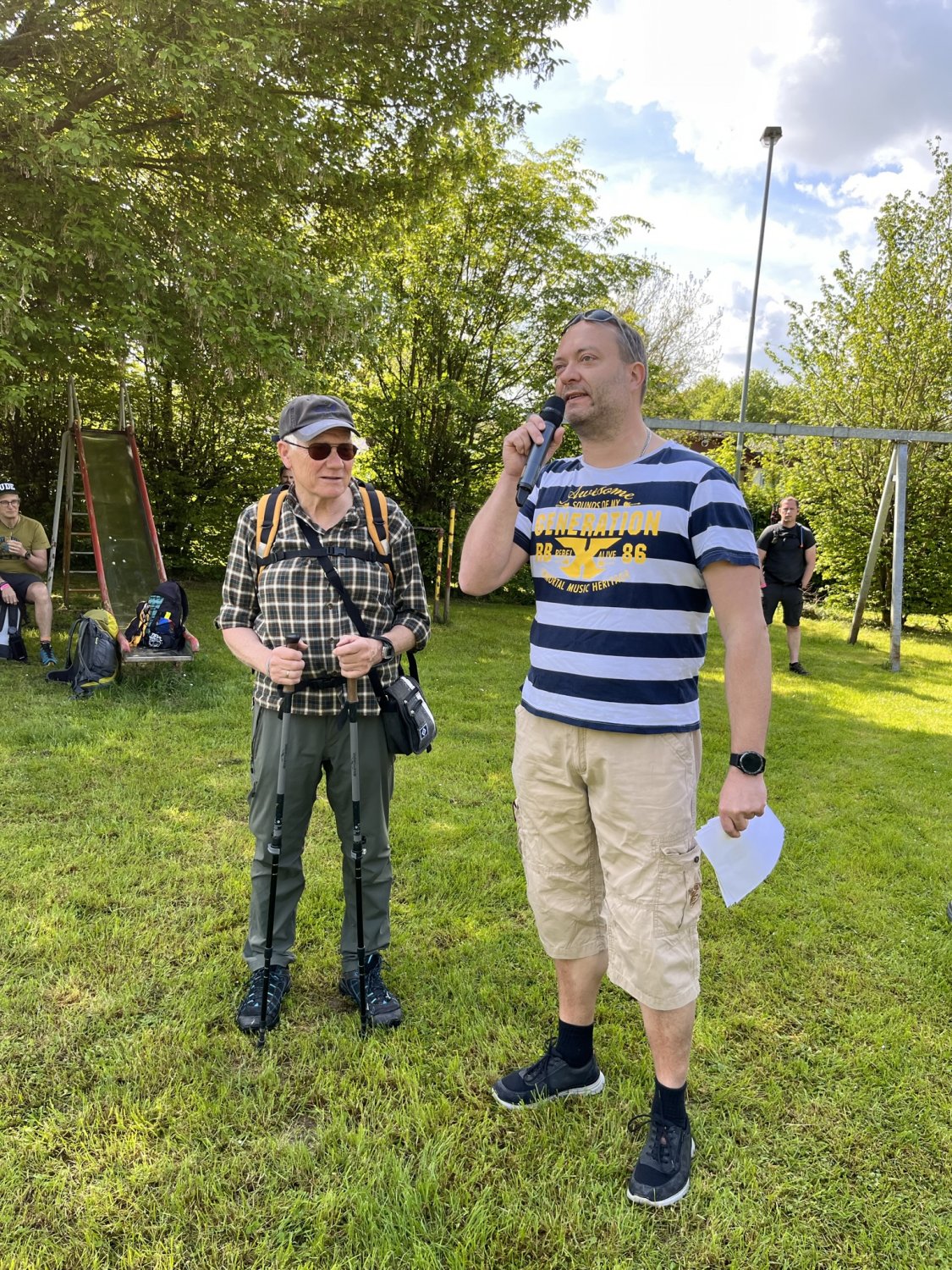 Moderator Carsten Guth begrüßt den ältesten Teilnehmer: Hans Peter Marth aus Dieburg, Baujahr 1951, war zum dritten Mal dabei und lief die 50 Kilometer.