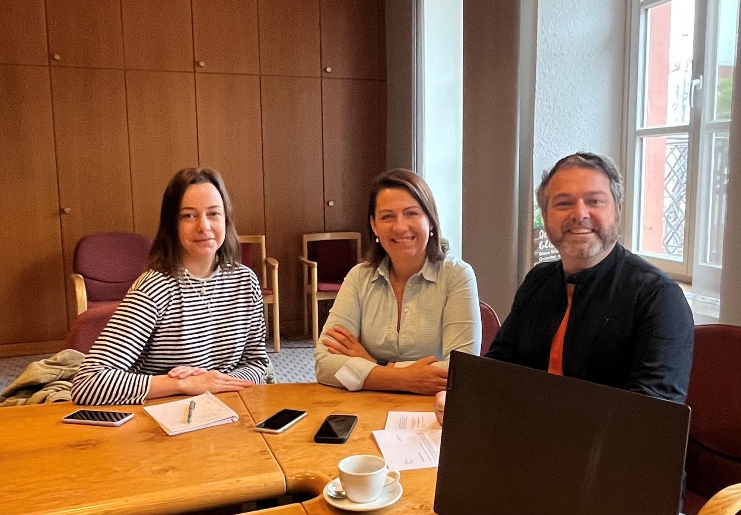 Bürgermeister Daniel Chr. Glöckner im Gespräch mit Joanna Palt und Babette Wanior.