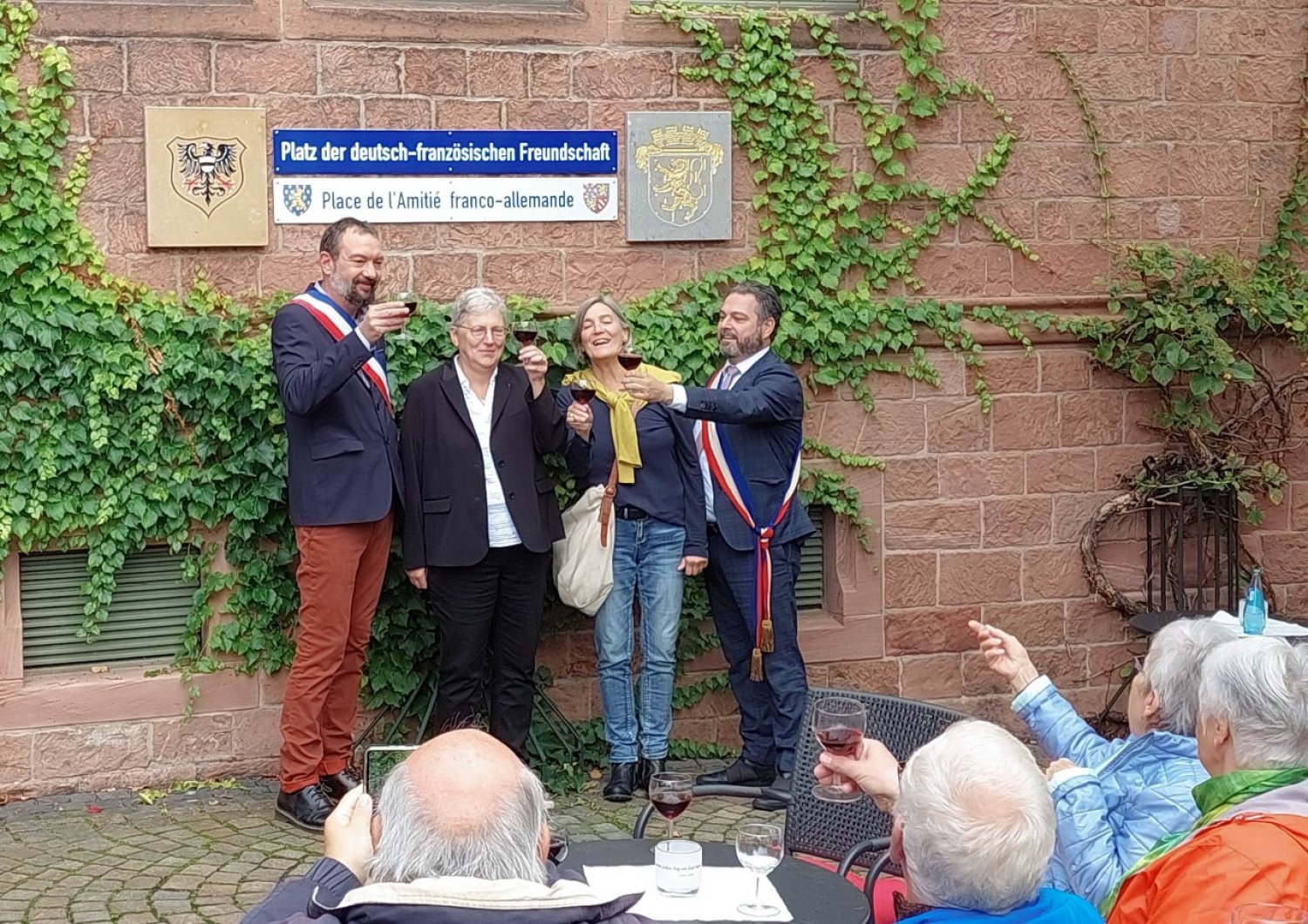V.l.n.r.: Bürgermeister Nicolas Bourdoune, Françoise Wittmer Komitee Clamecy, Maryline Lenhard Komitee Gelnhausen und Gelnhausens Bürgermeister Daniel Chr. Glöckner bei der Einweihung des Platzes der deutsch-französischen Freundschaft in Gelnhausen.