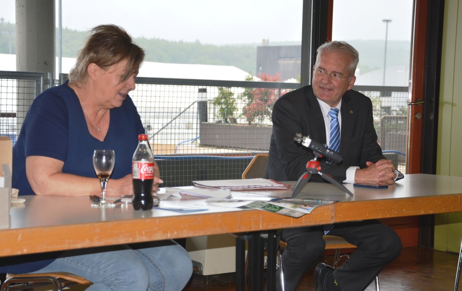 Ute Metzler begrüßt Bürgermeister Andreas Weiher