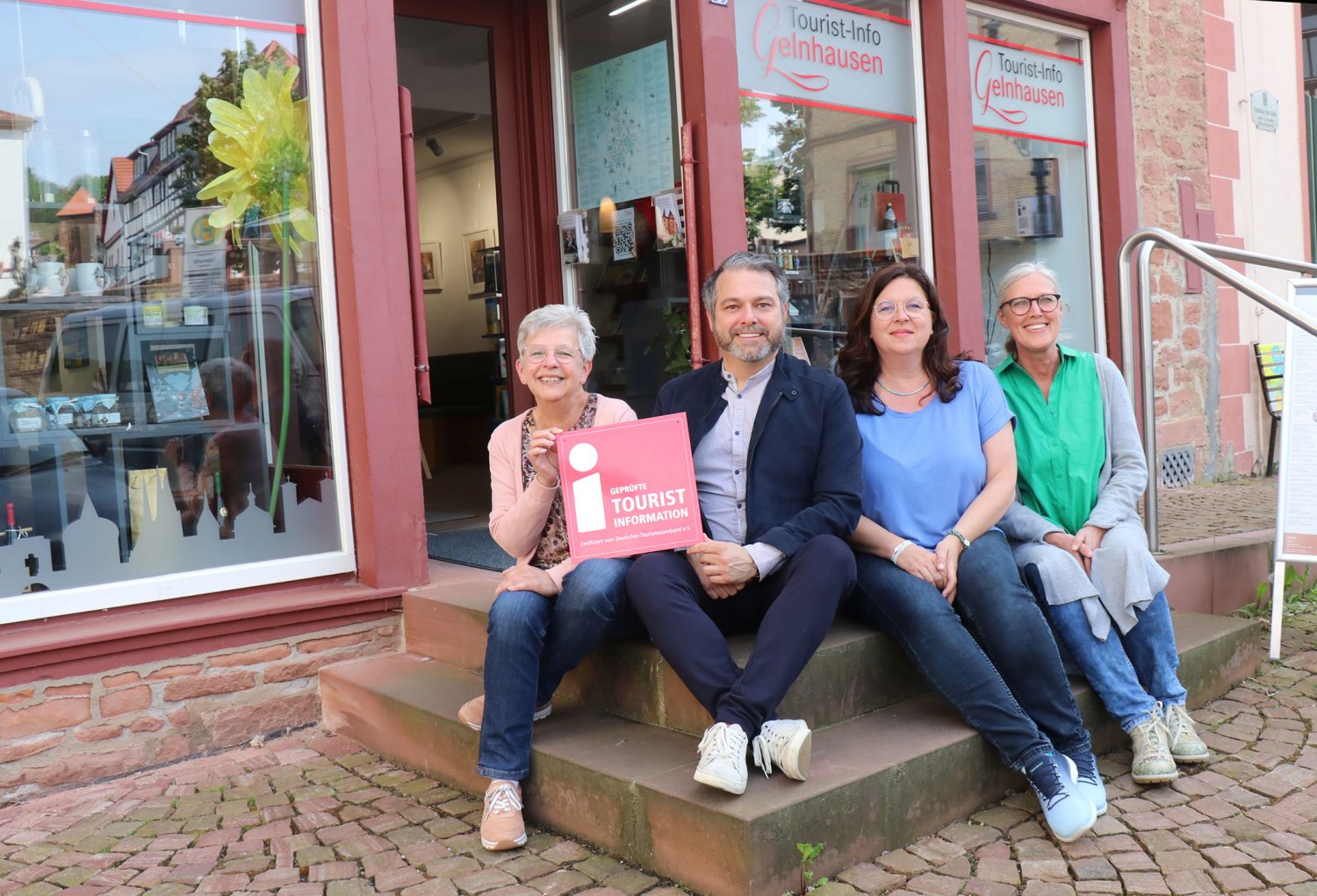 Freuen sich über die Zertifizierung der Tourist-Information: Beate Kleespies, Bürgermeister Daniel Chr. Glöckner, Simone Grünewald und Sabine Larbig.   