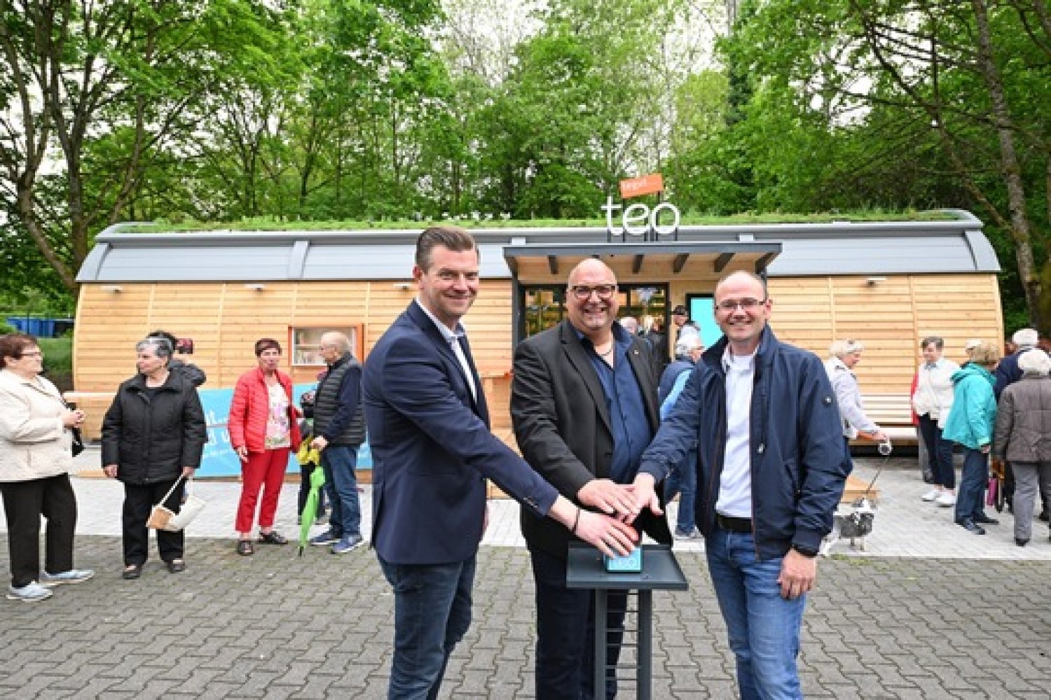 Drückten gemeinsam den symbolischen Buzzer zur Neueröffnung des teos in Oberrodenbach: Thomas Stäb (Geschäftsleiter Vertrieb tegut… teo und Lädchen), Klaus Schejna (Bürgermeister Rodenbach) und Marcus Klein (Bezirksverantwortlicher tegut… teo).
