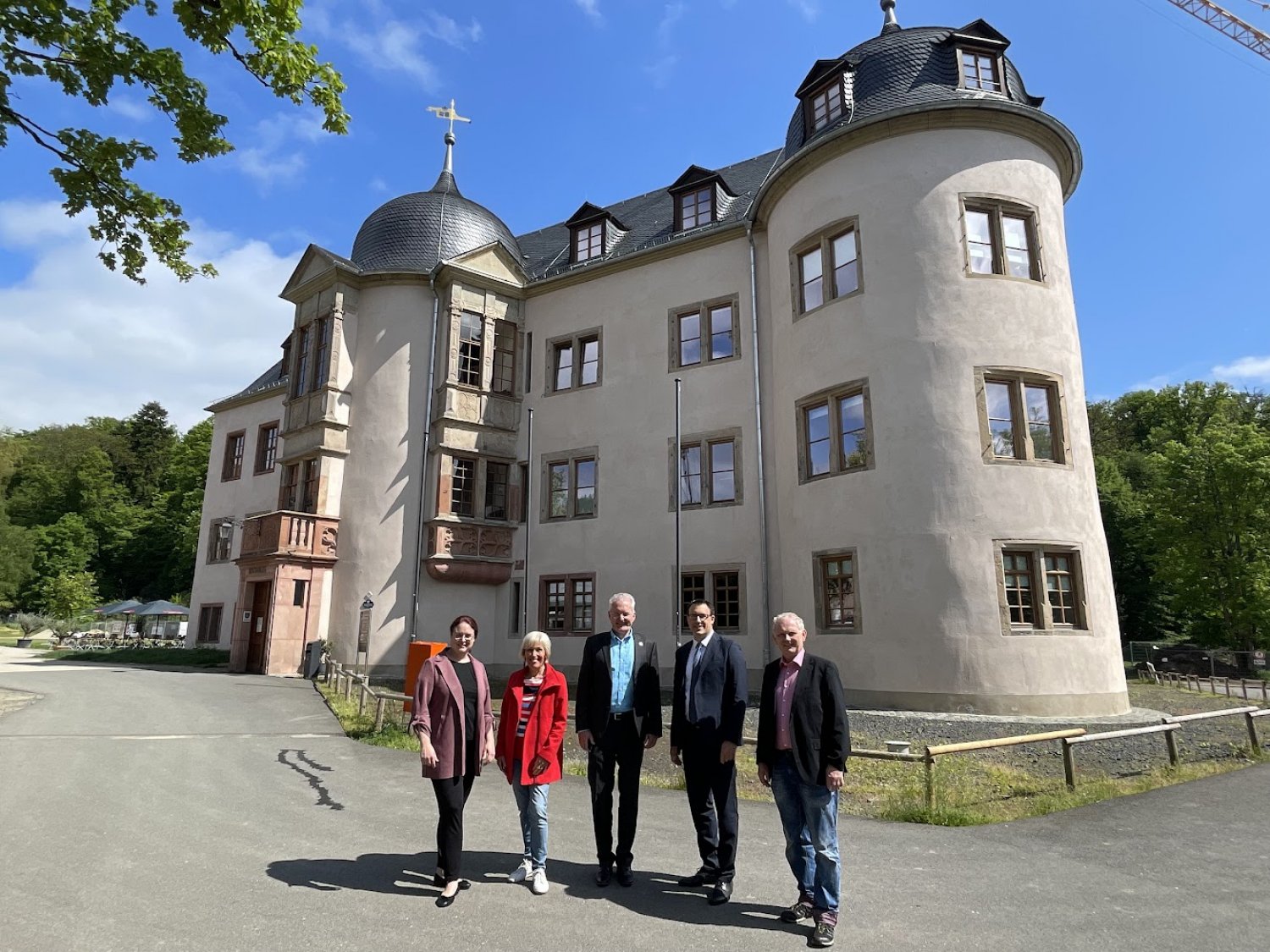 Staatssekretär Sören Bartol besucht mit Bettina Müller (MdB), Lisa Gnadl (MdL) und Landtagskandidat Rainer Schreiber Bürgermeister Andreas Weiher im Schloss Wächtersbach