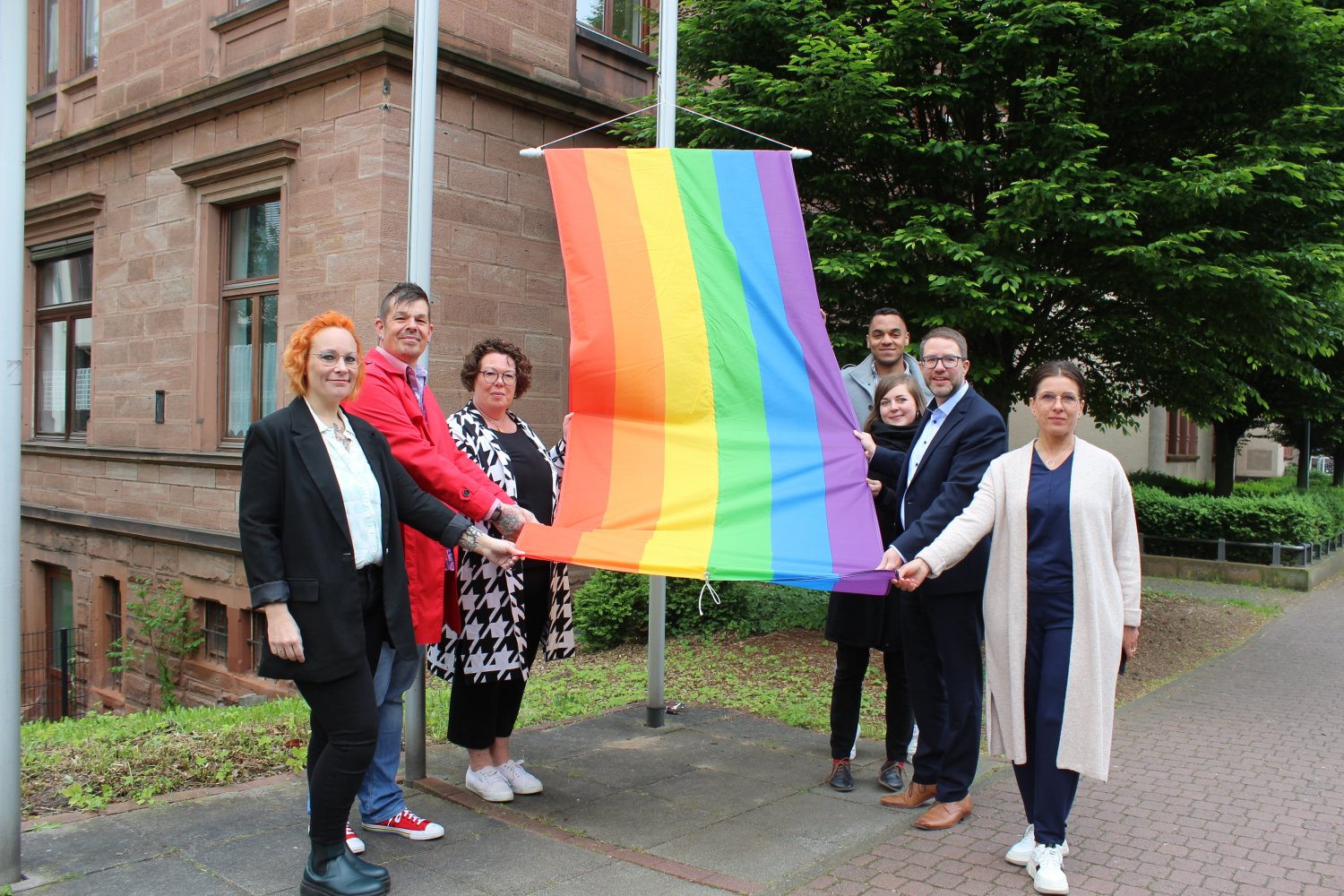 Die Regenbogenfahne am Main-Kinzig-Forum wirbt für Toleranz, Solidarität und Offenheit.