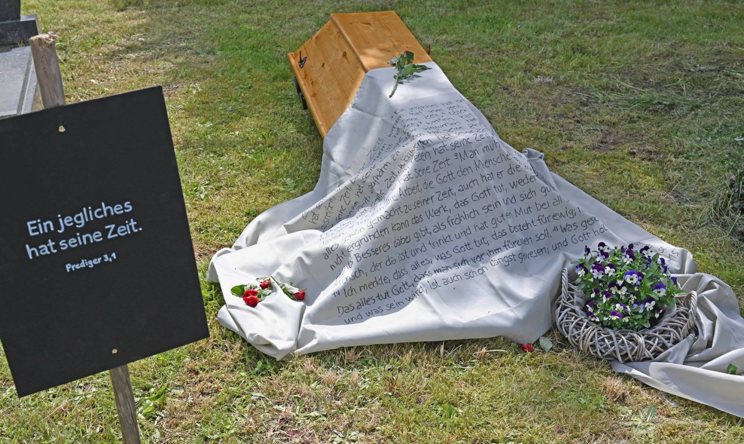 Die Frauen in Sterbfritz gestalten wieder den ehemaligen Friedhof
