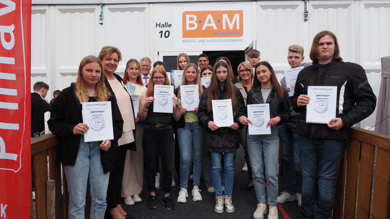 Preisübergabe für die Gewinnerinnen und Gewinner des Wettbewerbs „Bester Praktikumsbericht“ des Arbeitskreises Schule-Wirtschaft MKK Mitte/Ost.