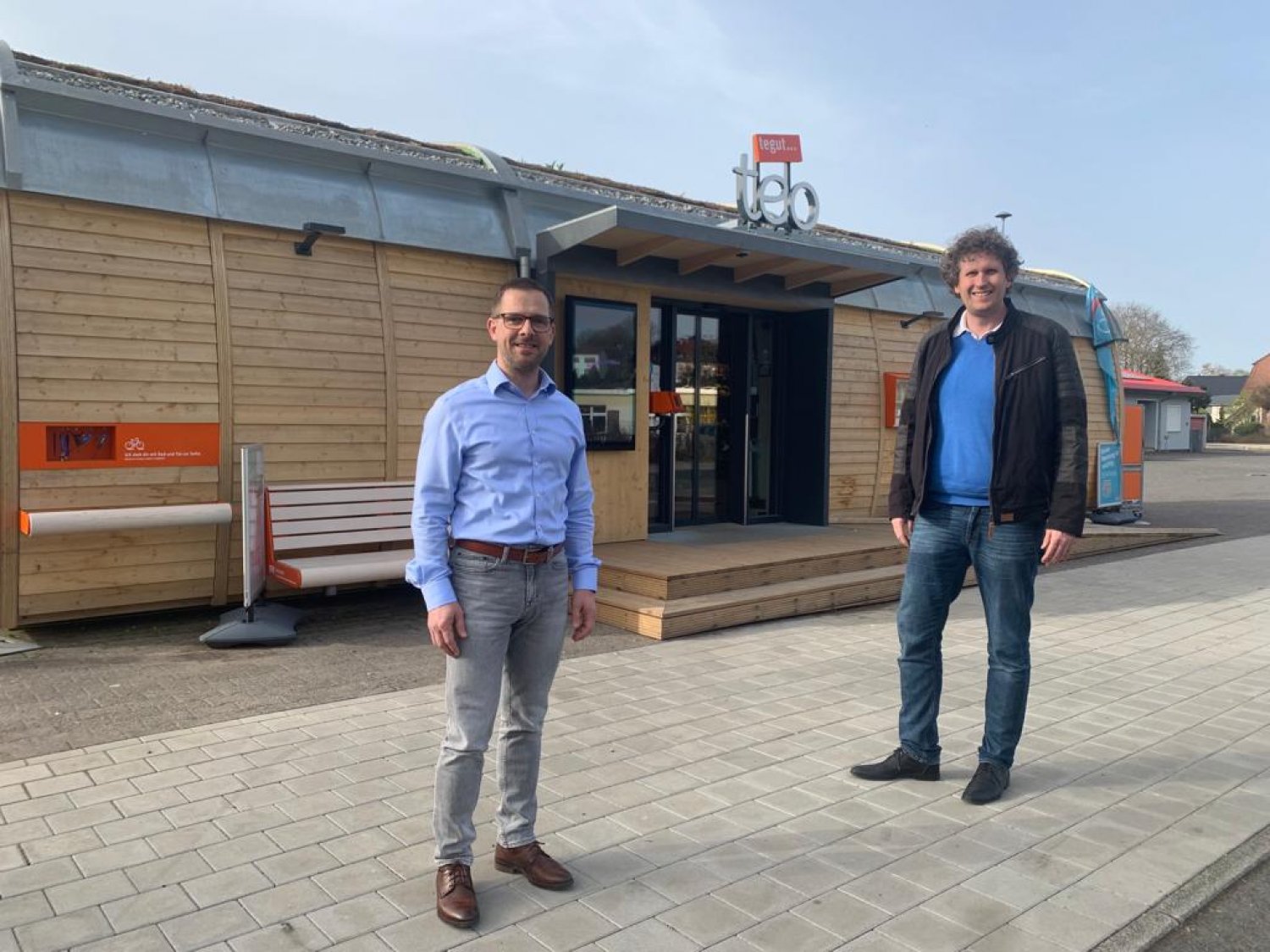 Markus Kern (links) und Christoph Engel vor dem Teo in Steinau a. d. Straße.