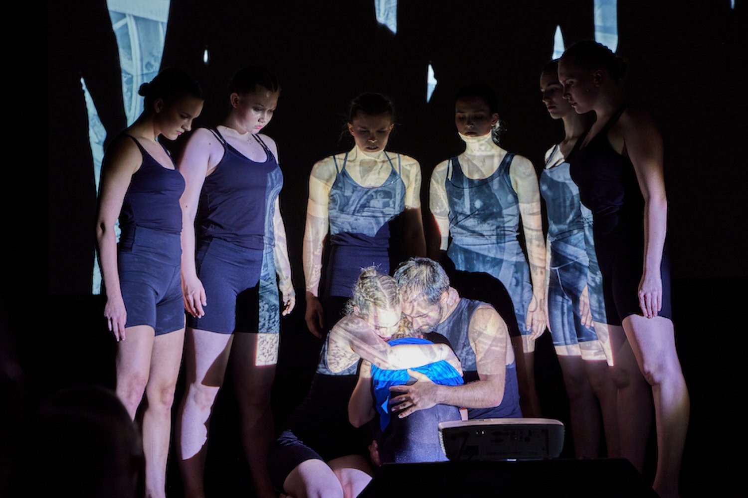 Es war Tanztheater, was Monica Opsahl (Choreografie) und Harry Wenz (Musik & Bild) gemeinsam mit dem Tanzensemble ARTODANCE anlässlich der Eröffnung des diesjährigen Kultursommers Main-Kinzig / Fulda boten.