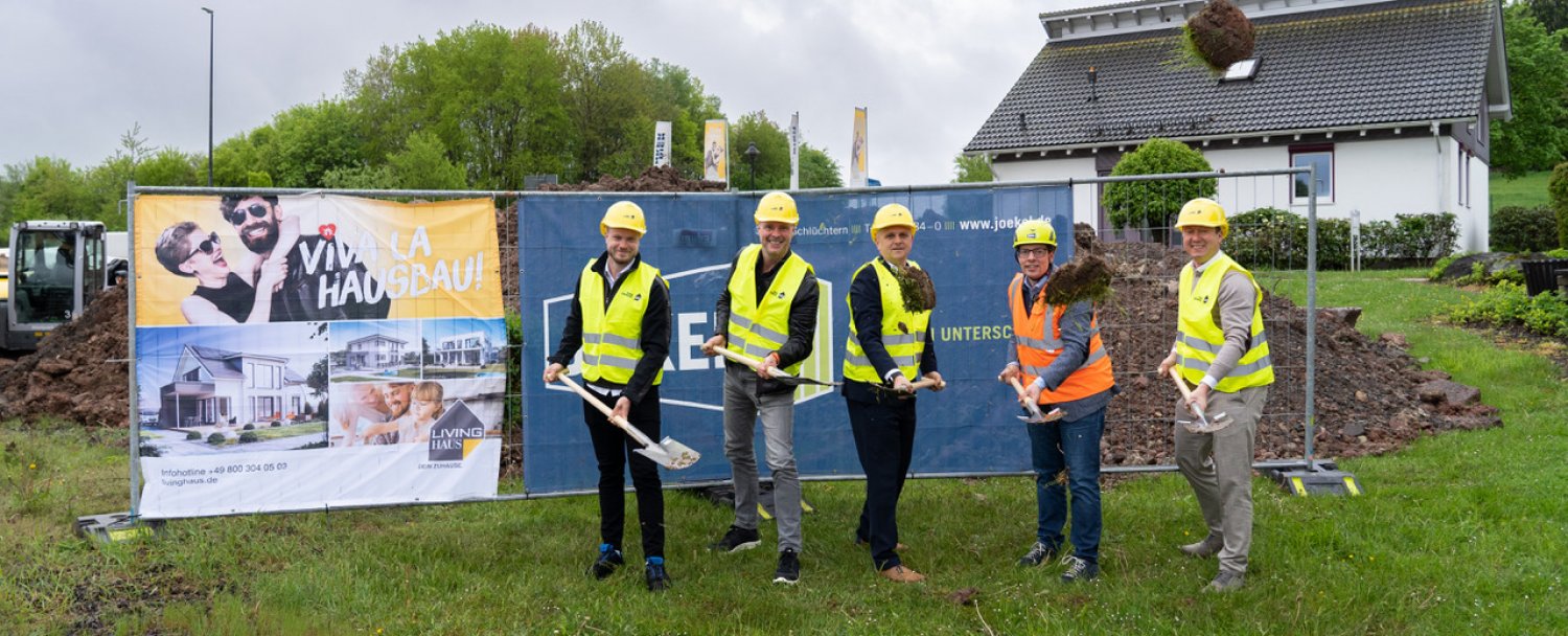 Gut gelaunt zeigten sich beim Spatenstich (von links): Bien-Zenker-Projektleiter Markus Farnung, Axel F. Bosold (Prokurist Bien-Zenker), Bien-Zenker-Geschäftsführer Marco D’Agostino, Jökel-Geschäftsführer Stefan Jökel und Bürgermeister Möller