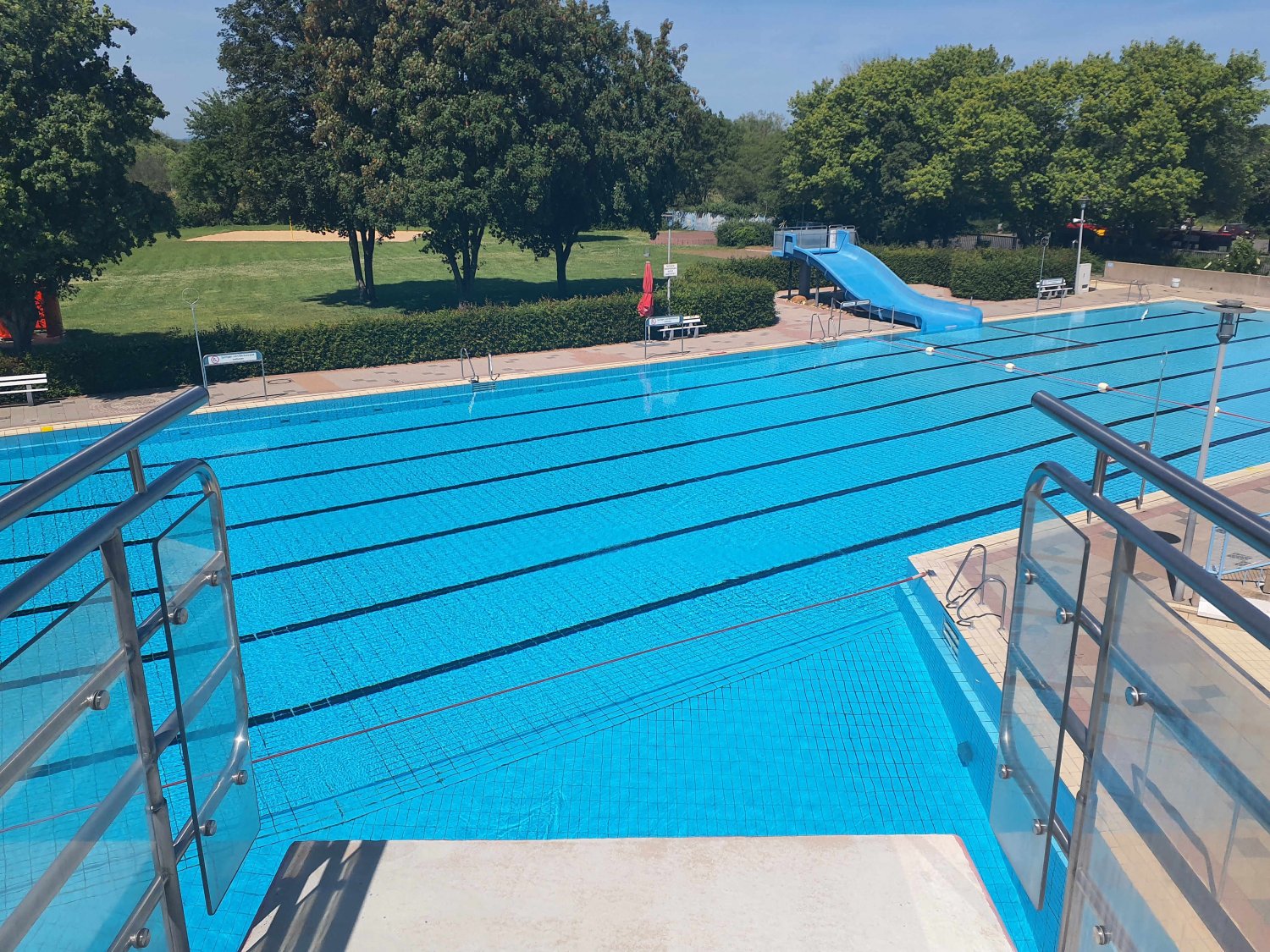 Im Maintalbad hat mit dem Start der Sommersaison das Freibad geöffnet. 