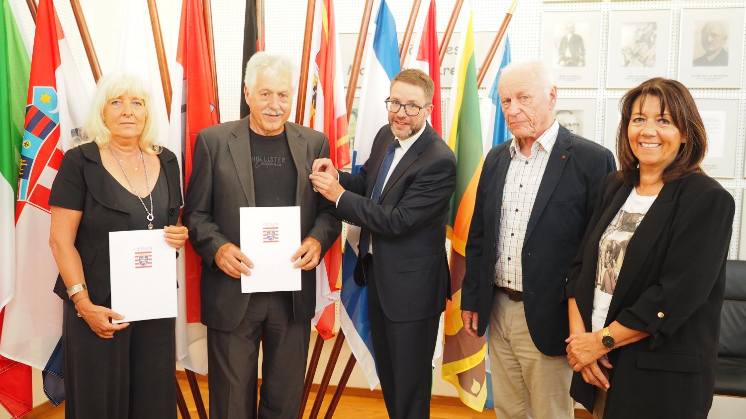 Erwin Hirchenhain (Zweiter von rechts) und Erlensees Erster Stadträtin Birgit Behr (rechts), Landrat Thorsten Stolz und Herbert Bach (Zweiter von links) und dessen Frau, Isabell Bach (links)