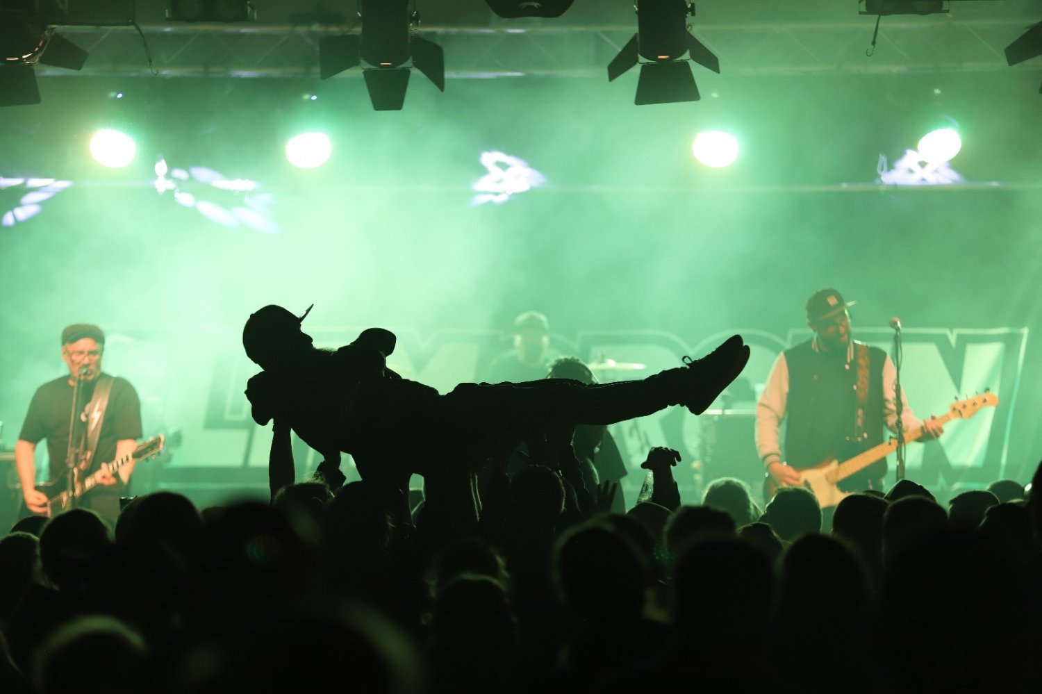 Crowdsurfer während des Konzerts von Elfmorgen