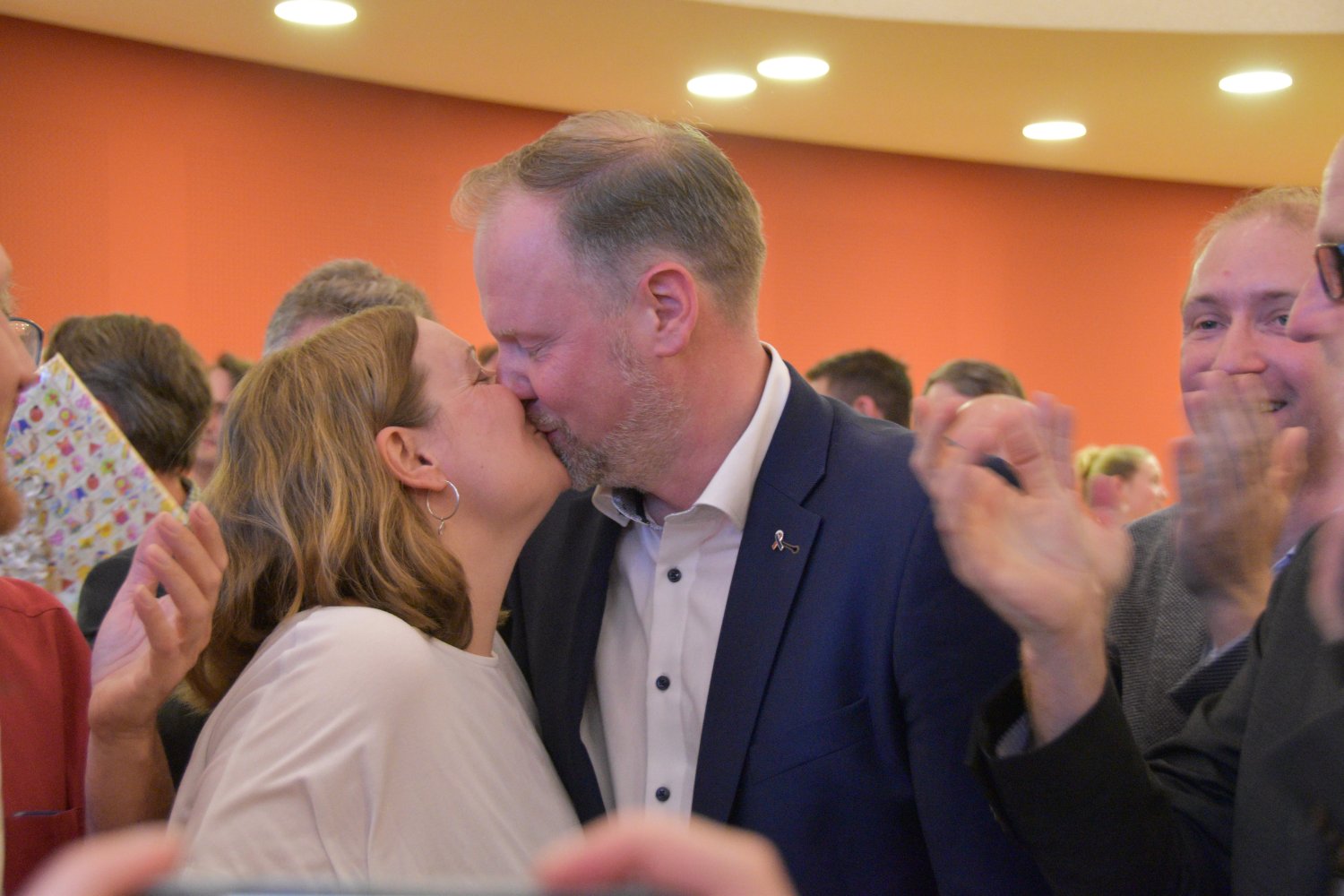 Christian Litzinger (CDU) wird neuer Bürgermeister - und feiert diesen Erfolg mit einem dicken Kuss
