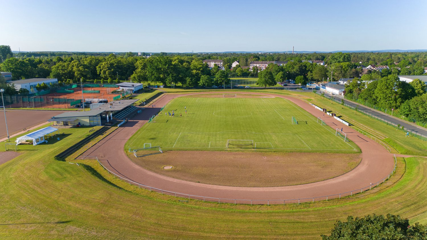 Der Naturrasenplatz in Hanau-Großauheim steht den Vereinen VfB und FC Rot-Weiß zur Verfügung. Hier entsteht ein Kunstrasenplatz.