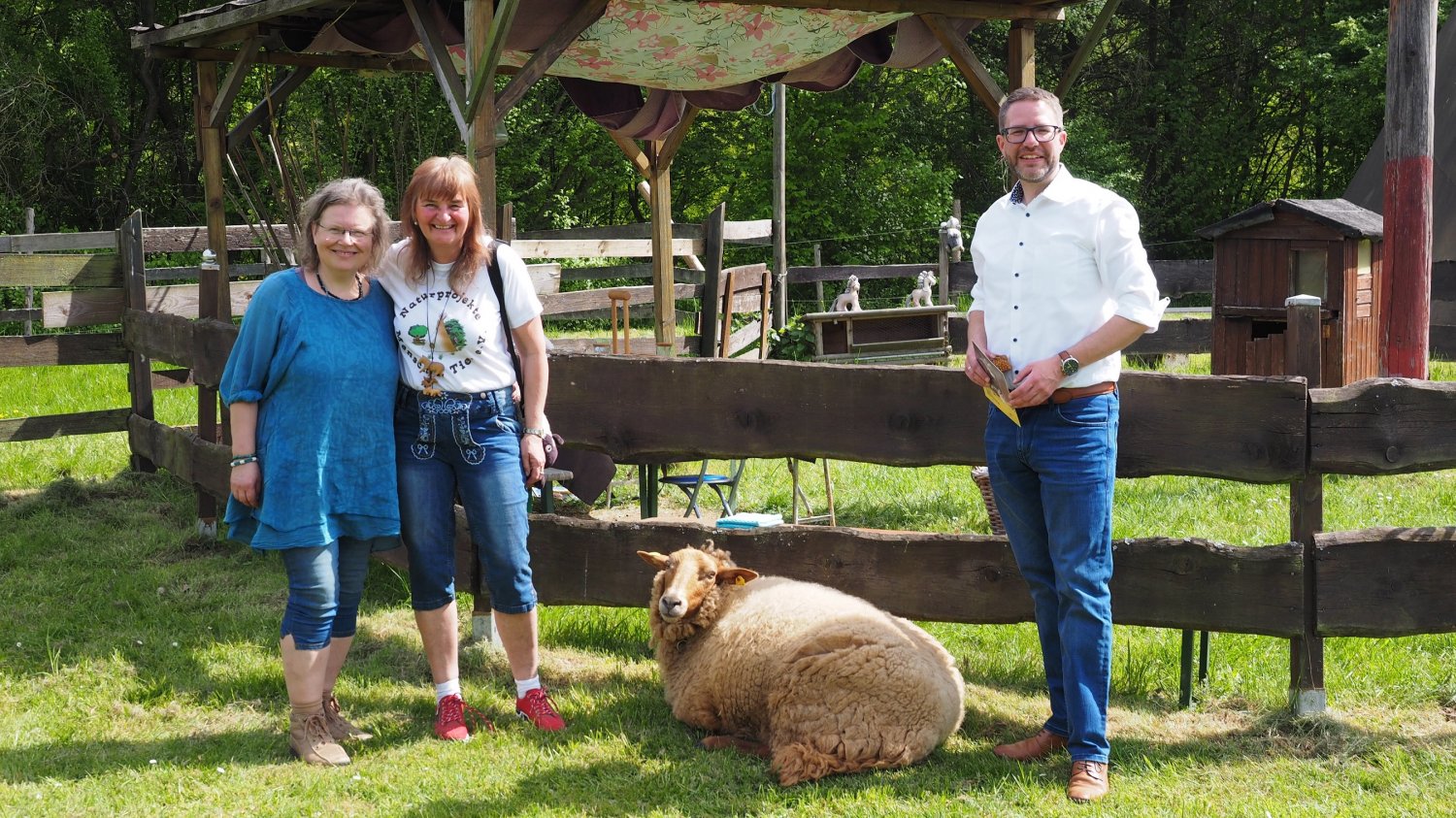 Landrat Thorsten Stolz informierte sich bei Heike Anna Gach (Mitte), Vorsitzende des Vereins Naturprojekte Mensch und Tier, sowie Cornelia Stauffenberg, Zweite Vorsitzende, über die Angebote des Vereins. 