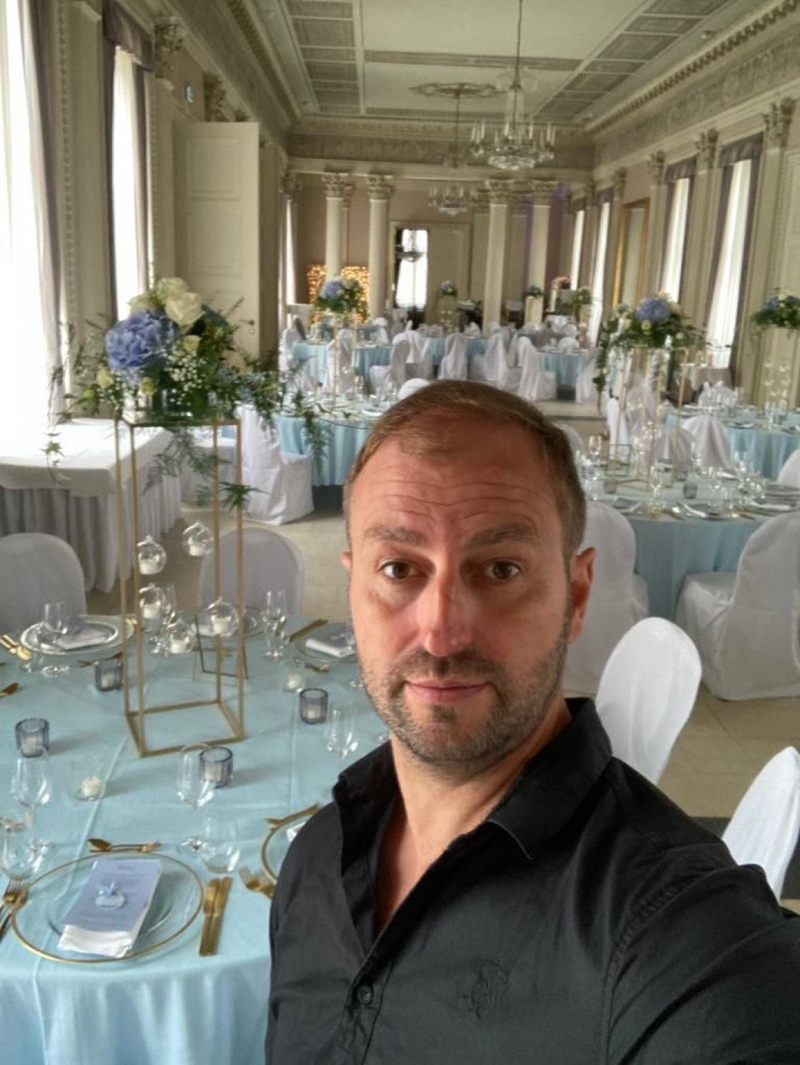 Das Bild entstand im Weissen Saal in Schloß Philipprsruhe, ab 14. Juni ist er am Auheimer Strand: Gordon Vongehr, Betriebsleiter der Cube GmbH, und seine Kolleginnen und Kollegen führen die beliebte Gastronomie am Großauheimer Mainufer weiter.